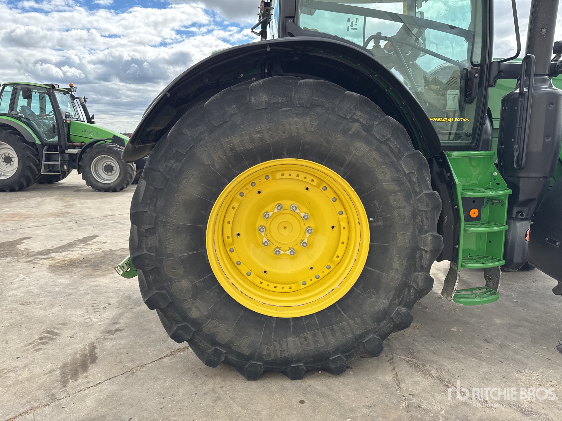 2022 John Deere 6215R