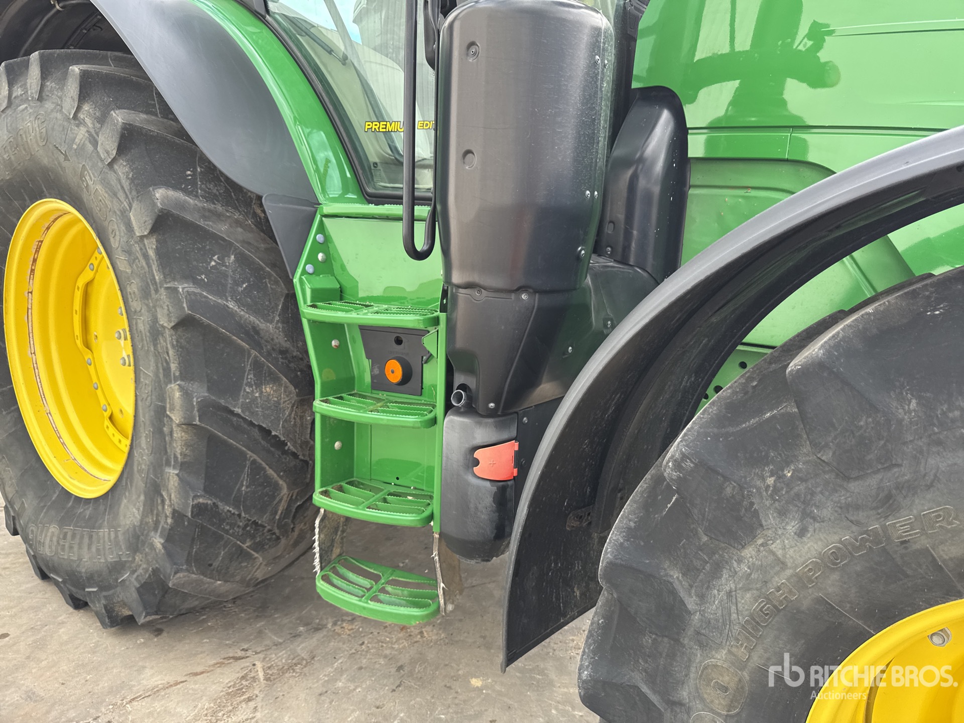 2022 John Deere 6215R