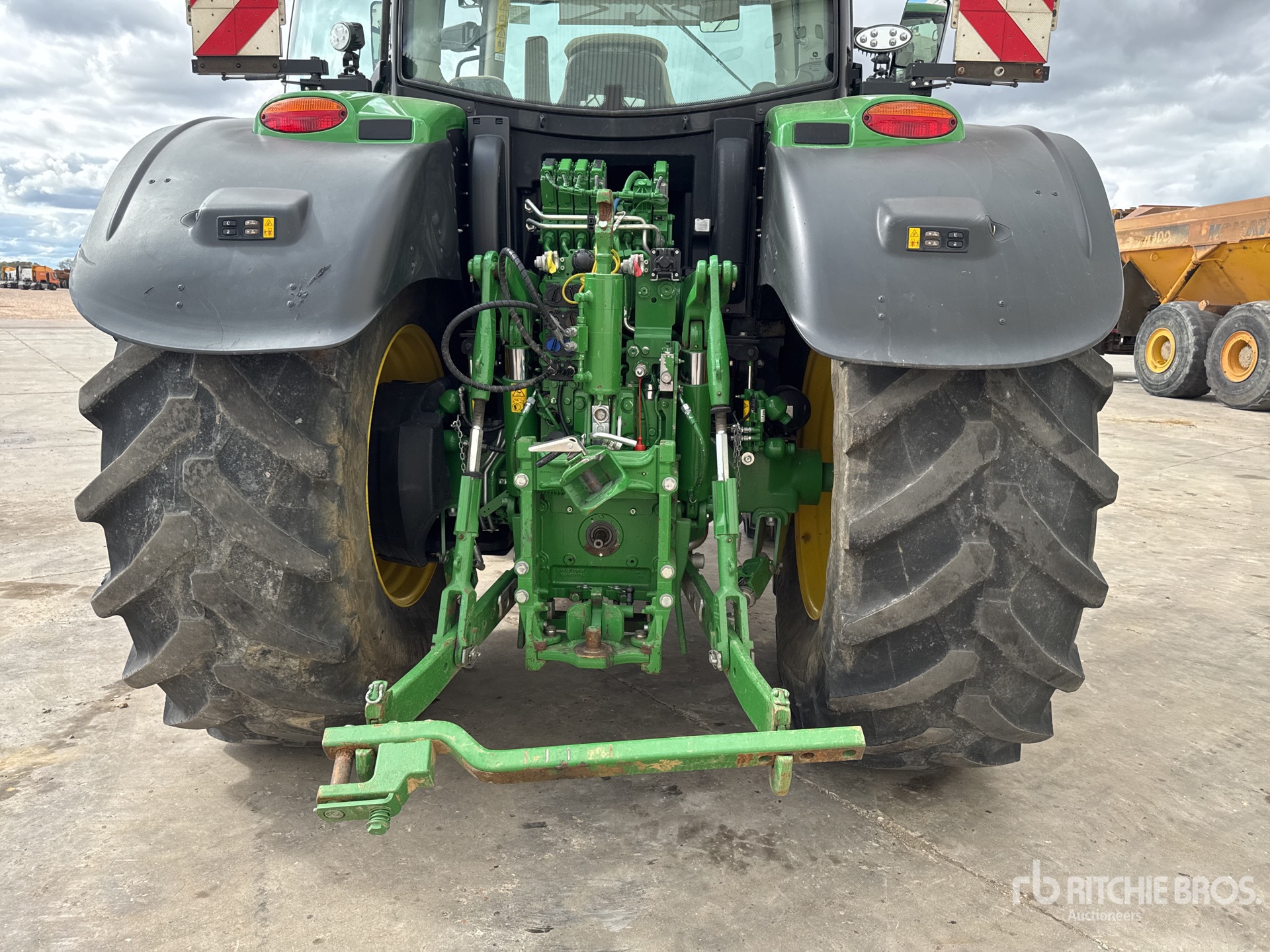 2022 John Deere 6215R