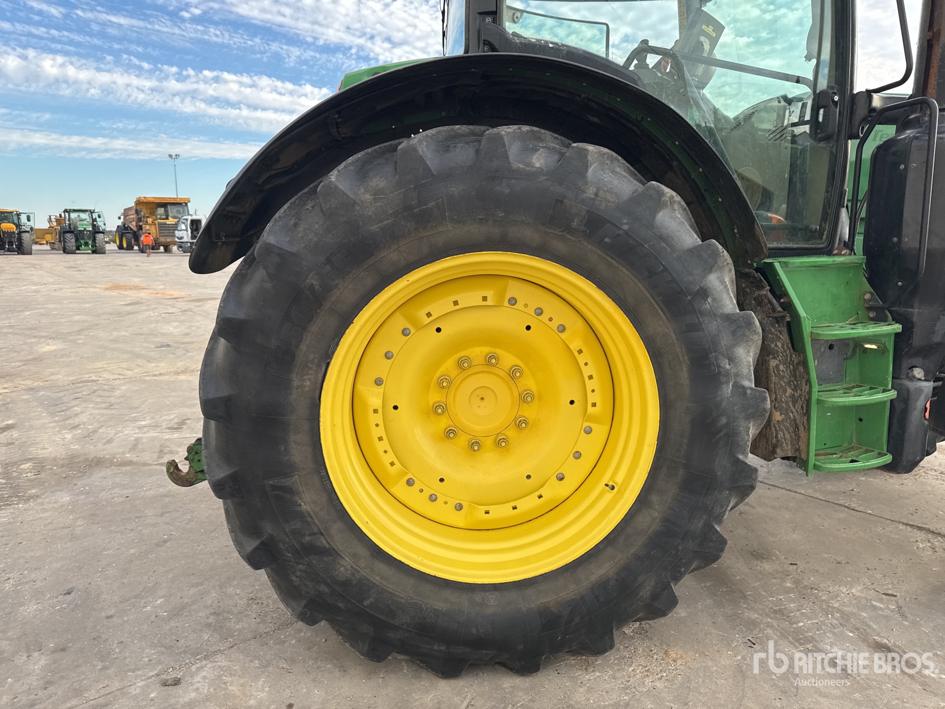 2015 John Deere 6175R