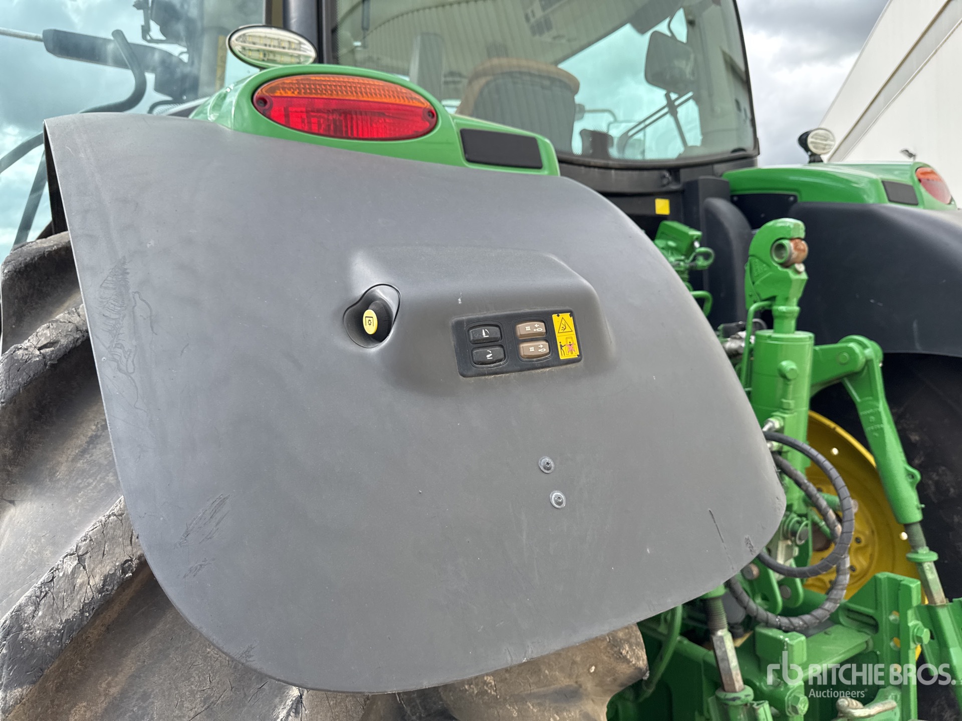 2018 John Deere 6215R