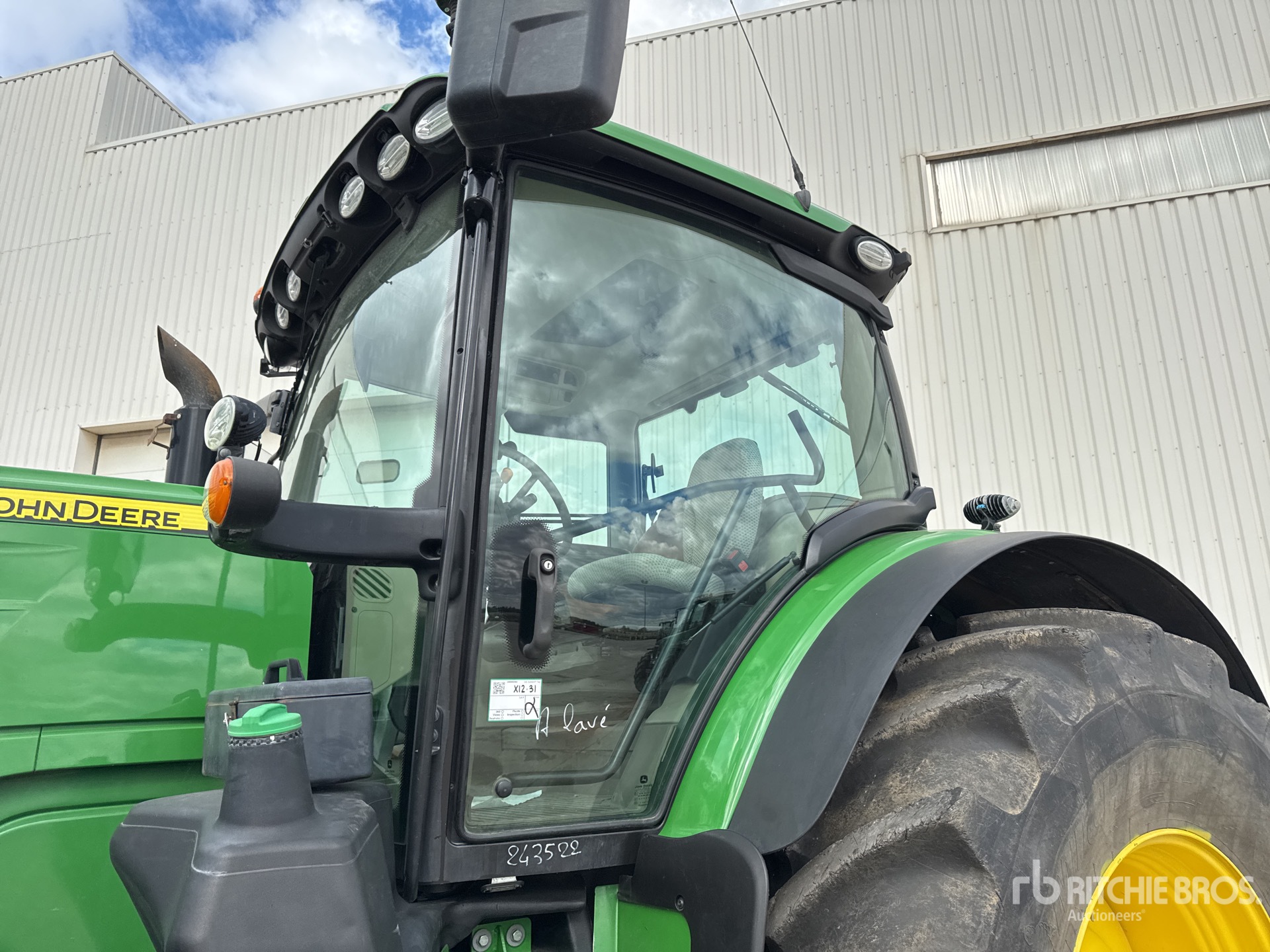 2018 John Deere 6215R
