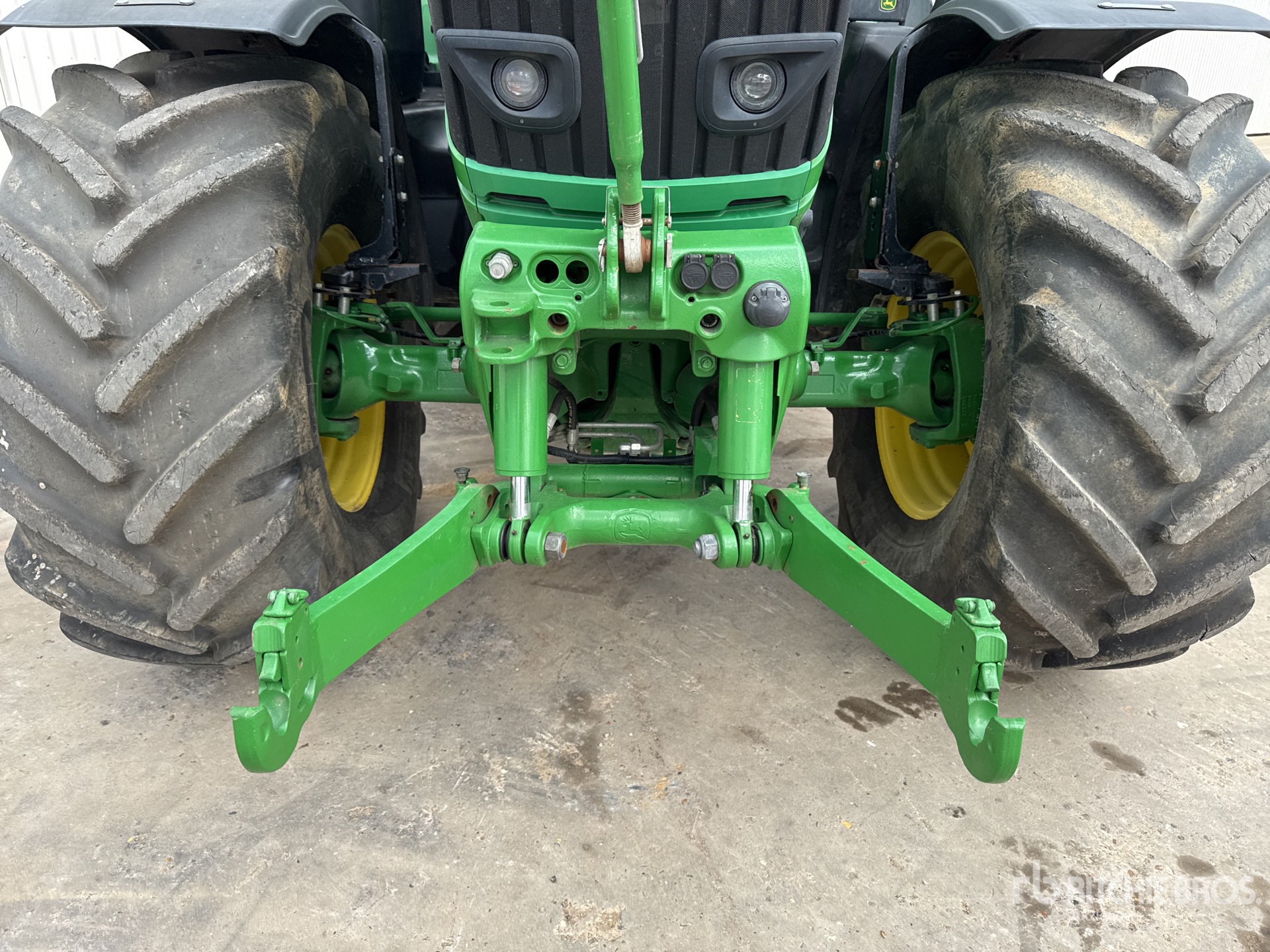 2018 John Deere 6215R