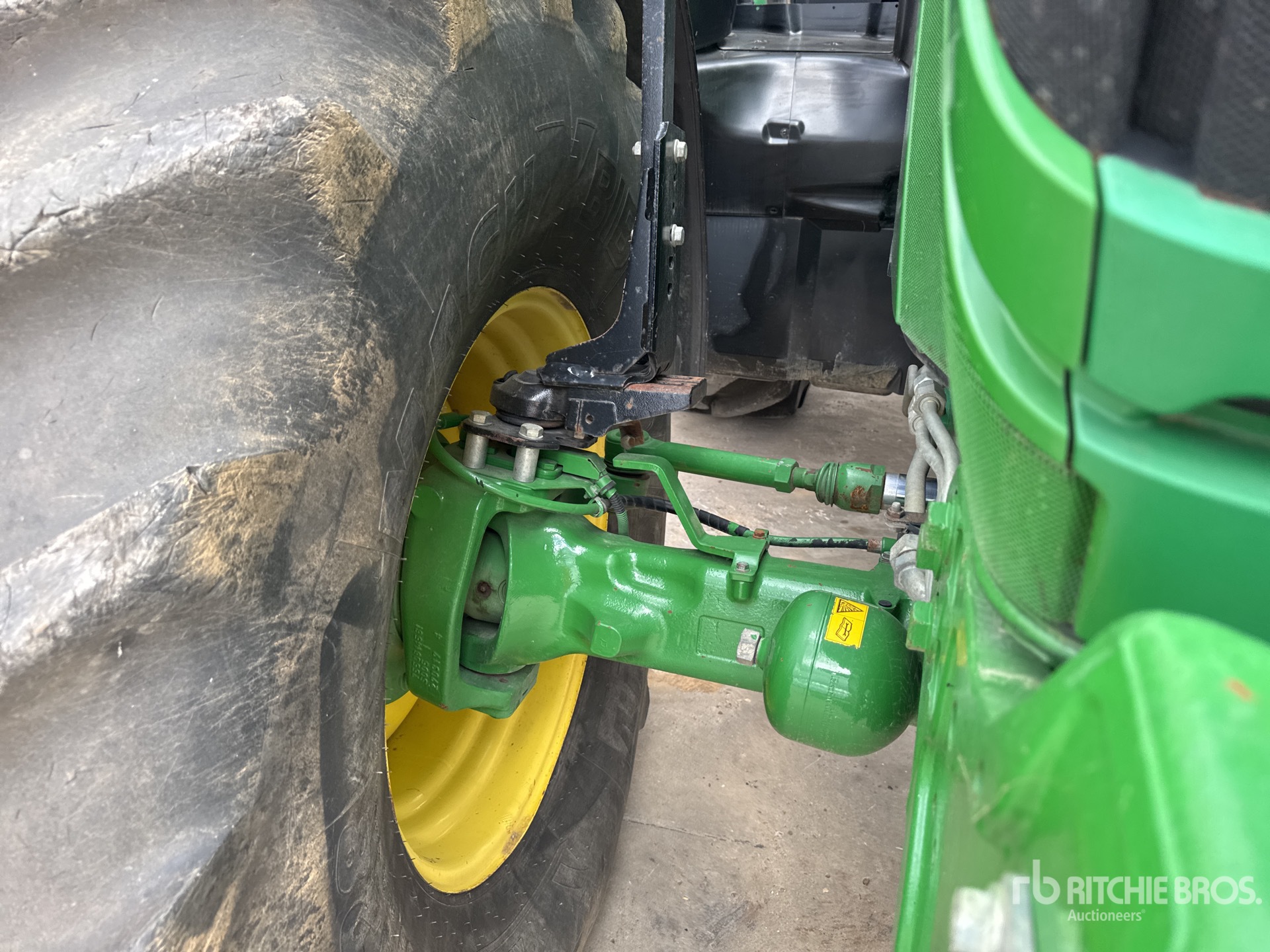 2018 John Deere 6215R