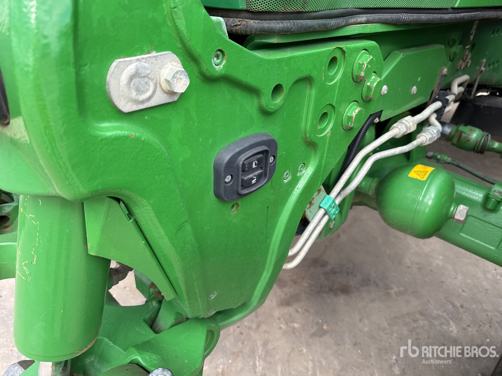 2018 John Deere 6215R