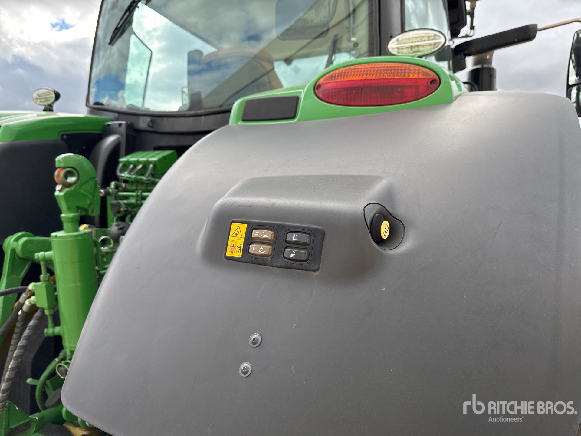 2018 John Deere 6215R