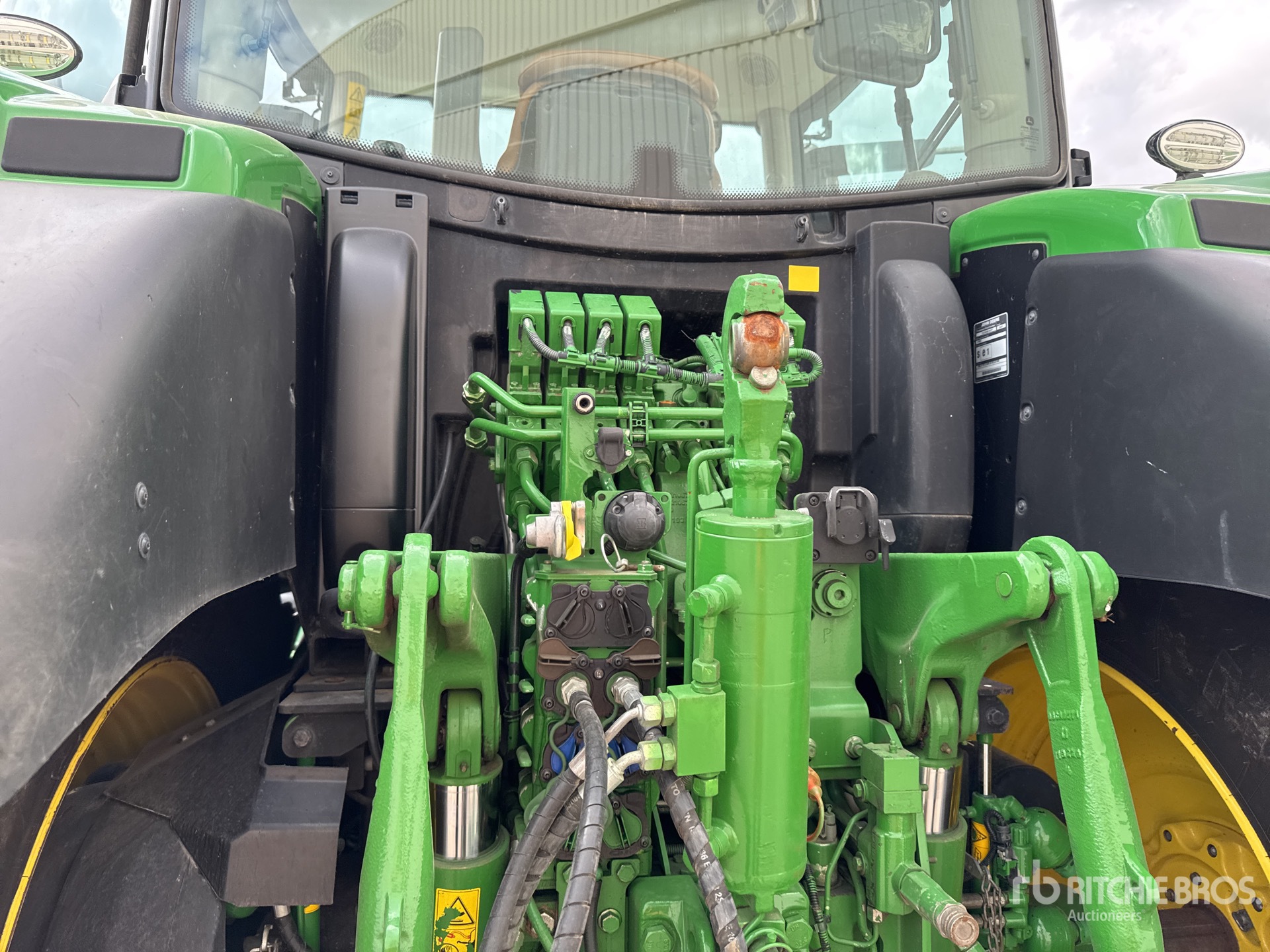 2018 John Deere 6215R