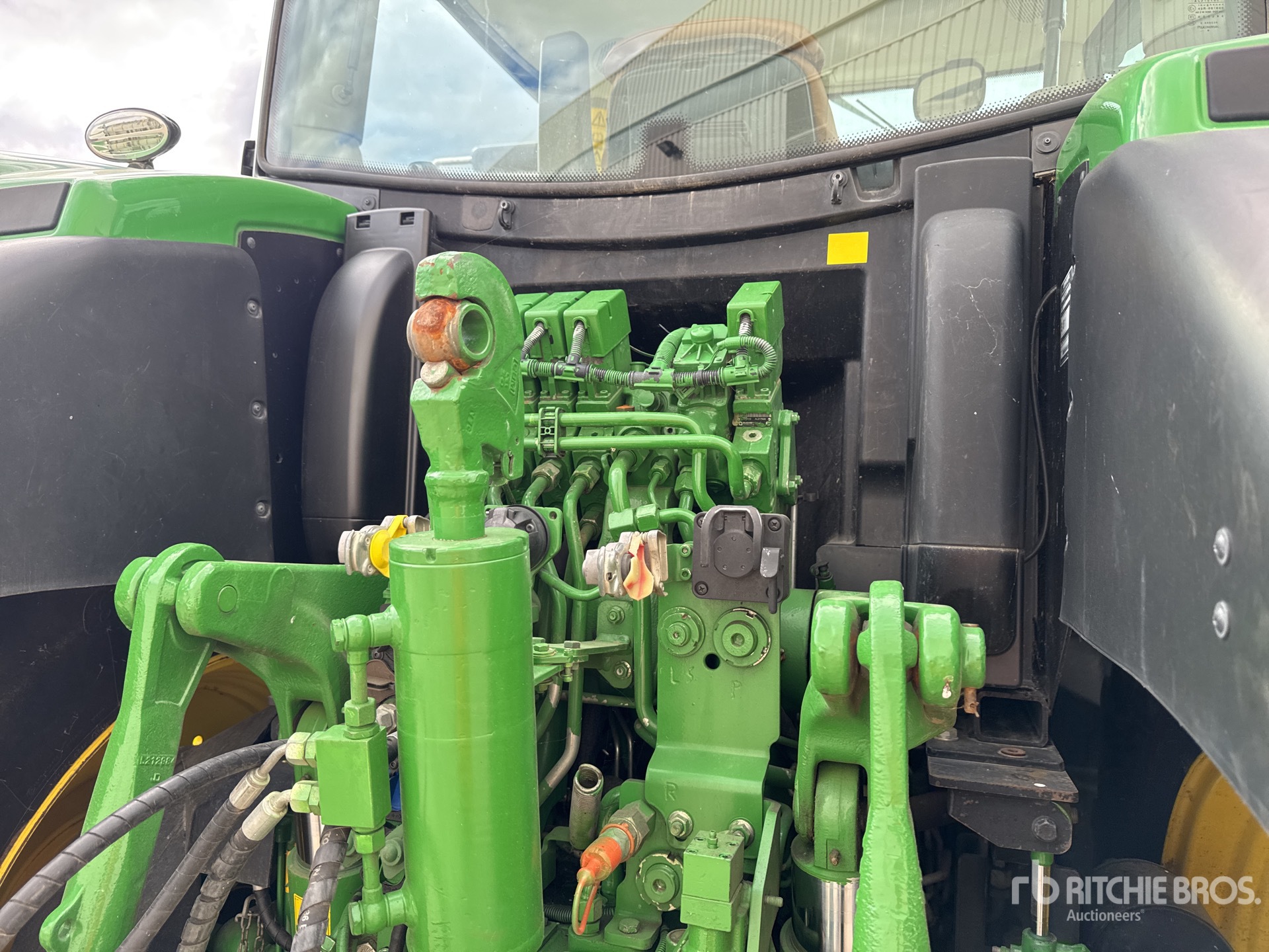 2018 John Deere 6215R