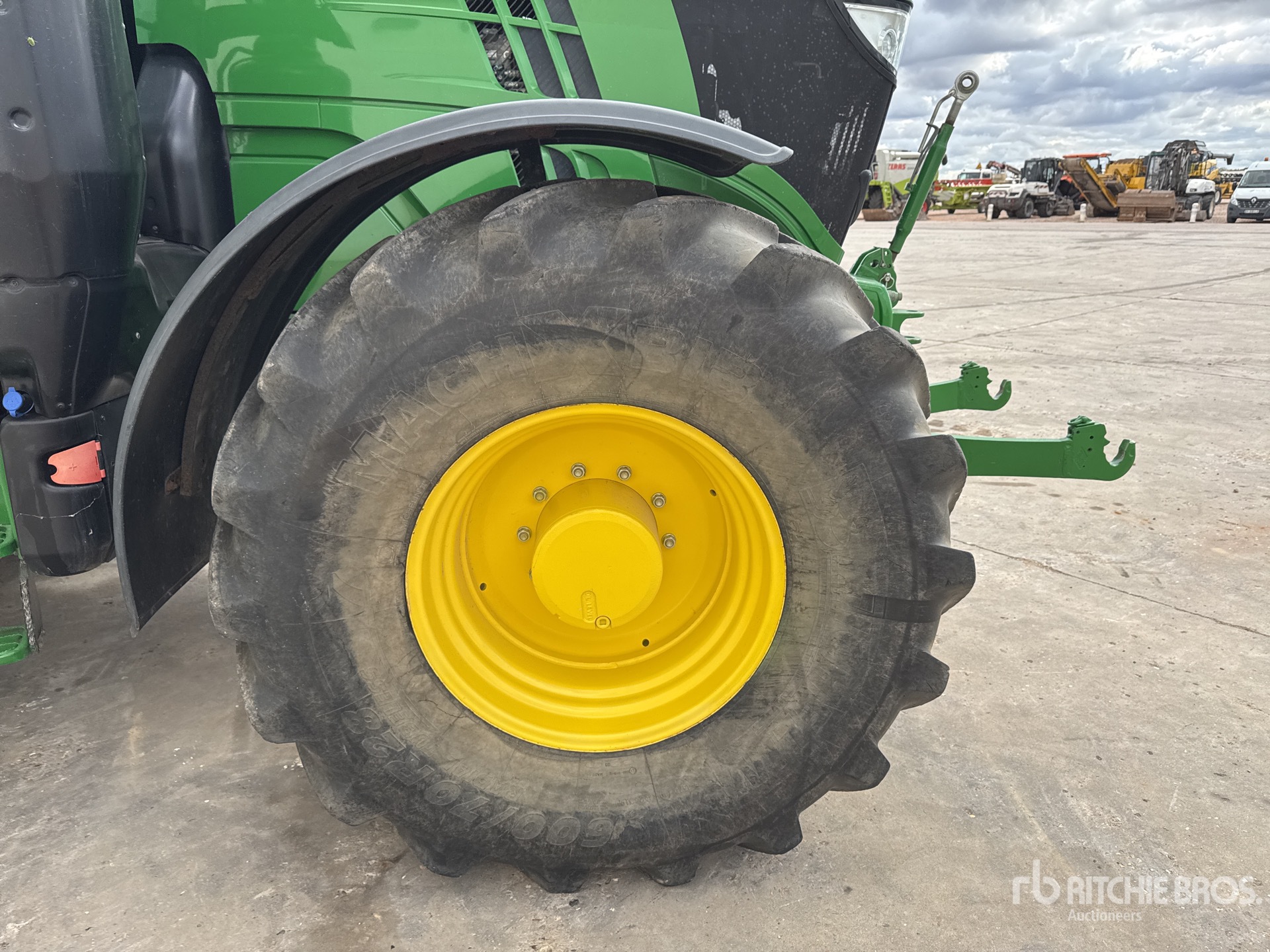 2018 John Deere 6215R