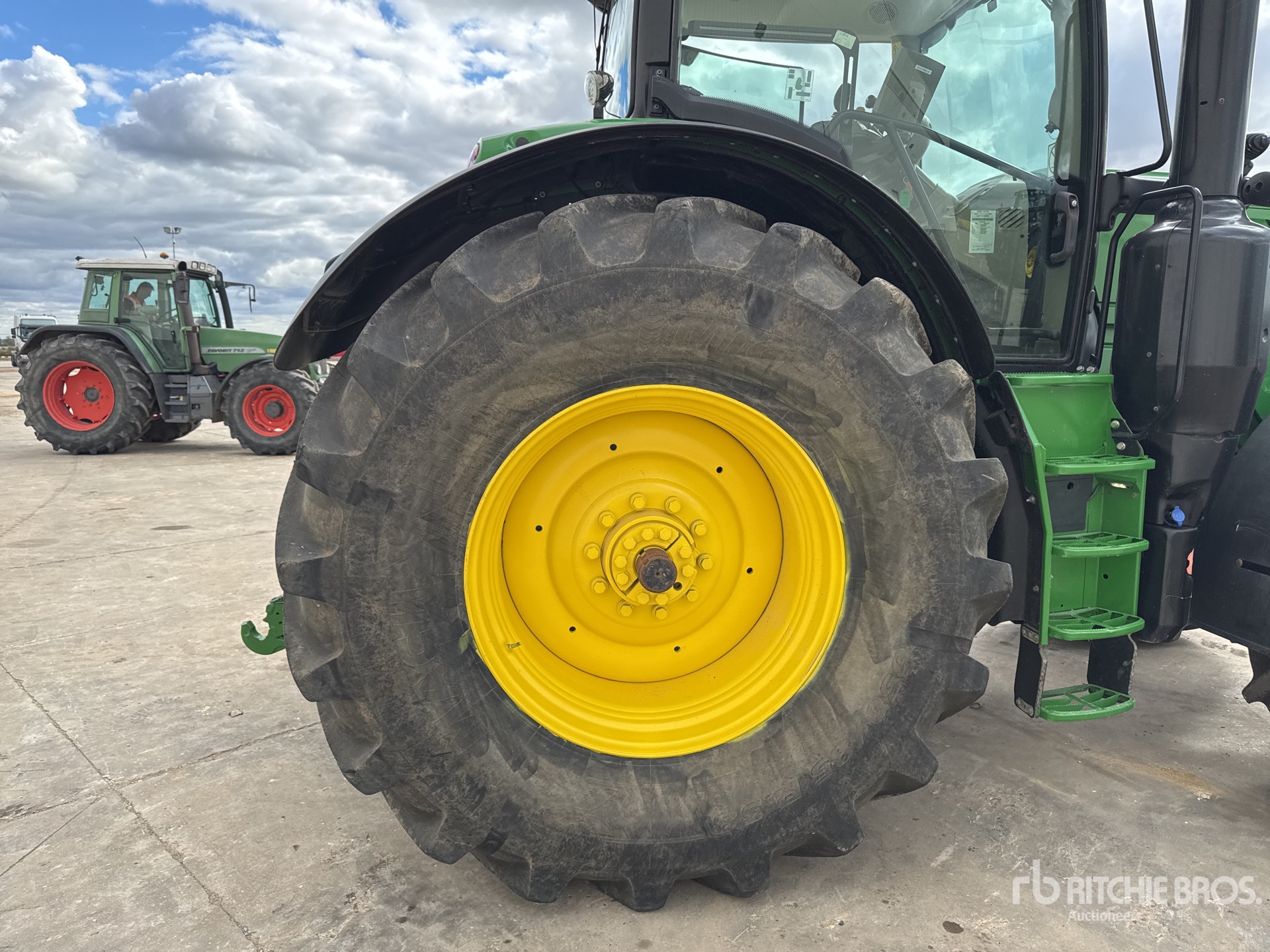 2018 John Deere 6215R