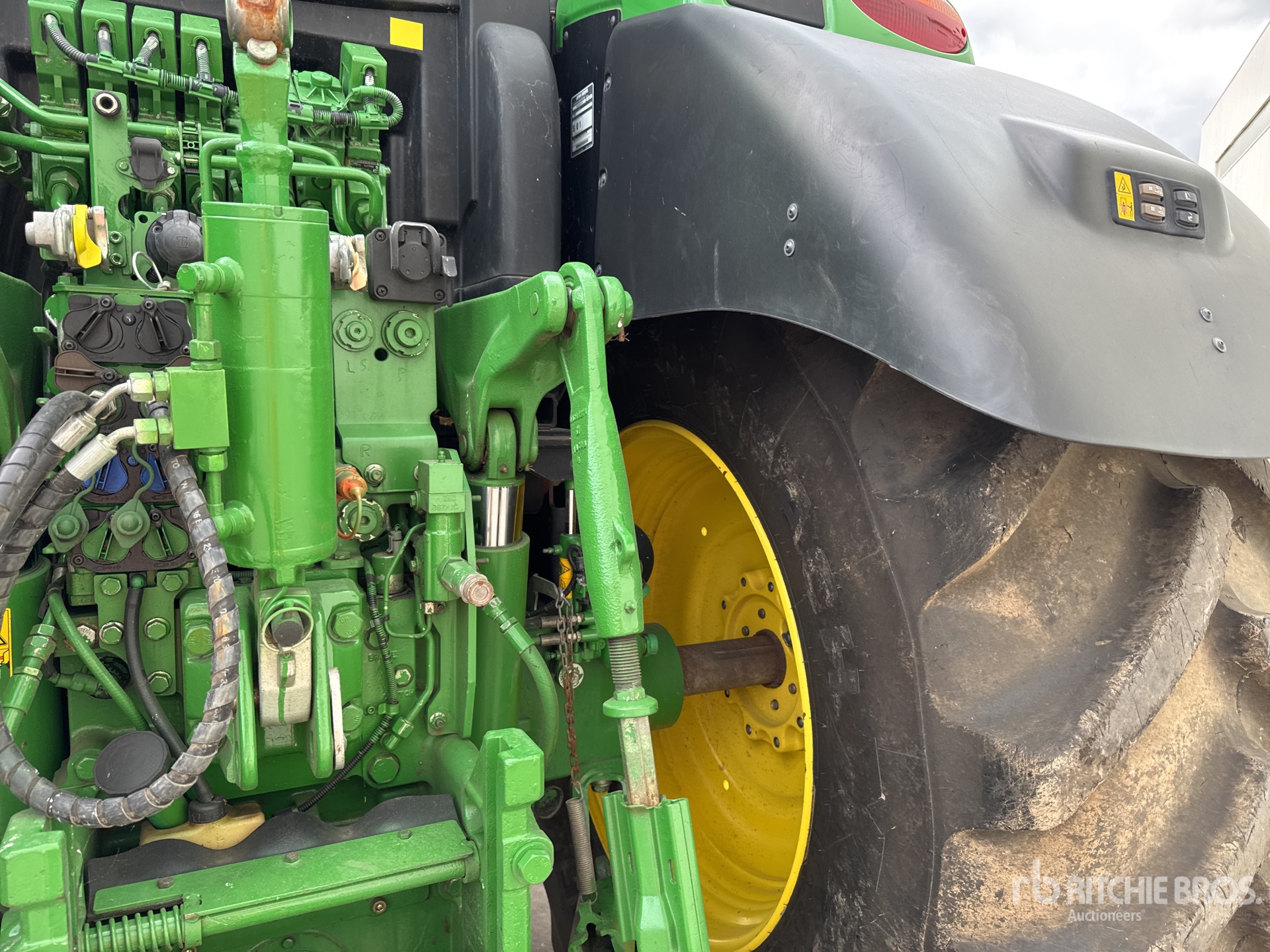 2018 John Deere 6215R