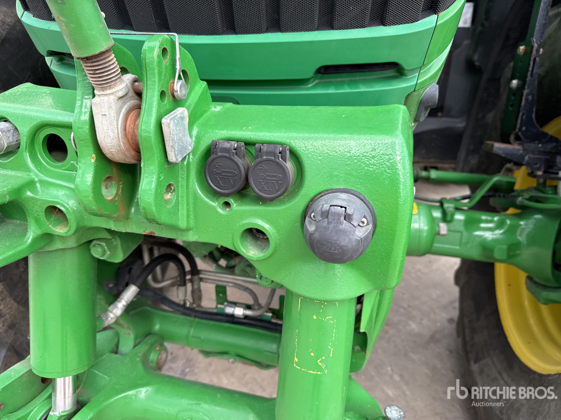 2018 John Deere 6215R