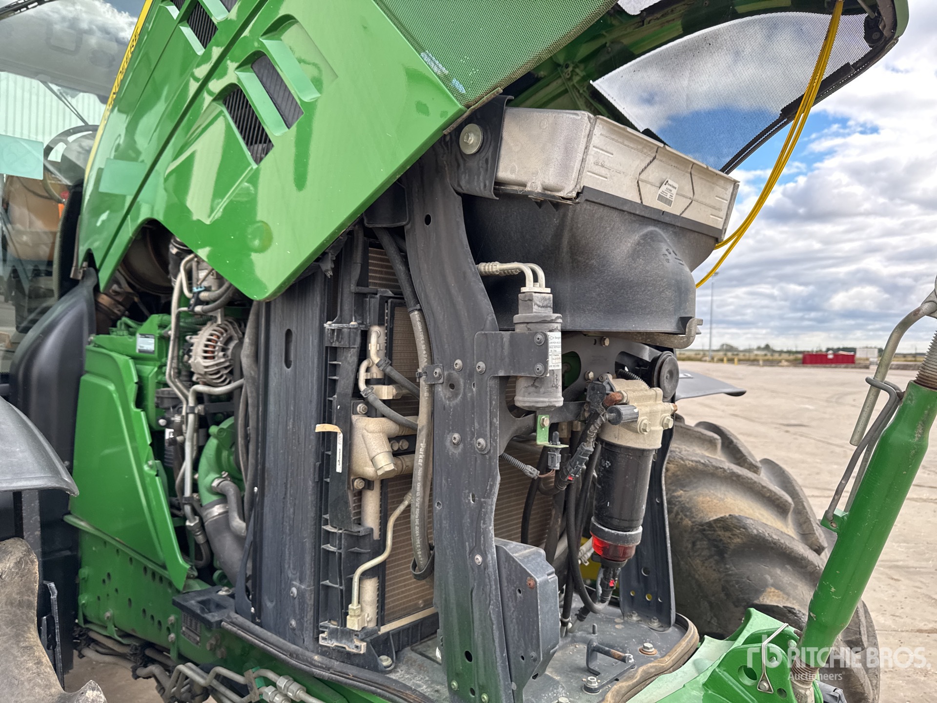 2018 John Deere 6215R