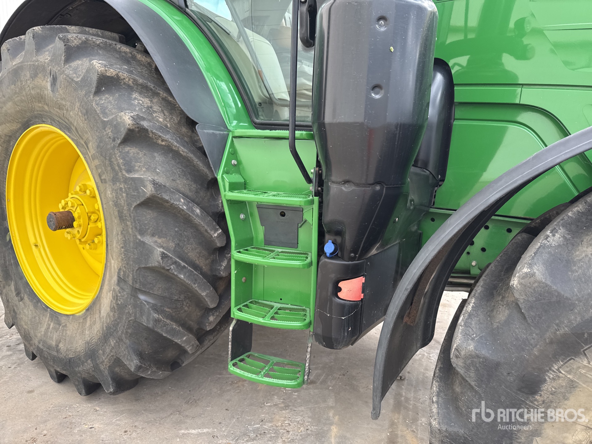 2018 John Deere 6215R