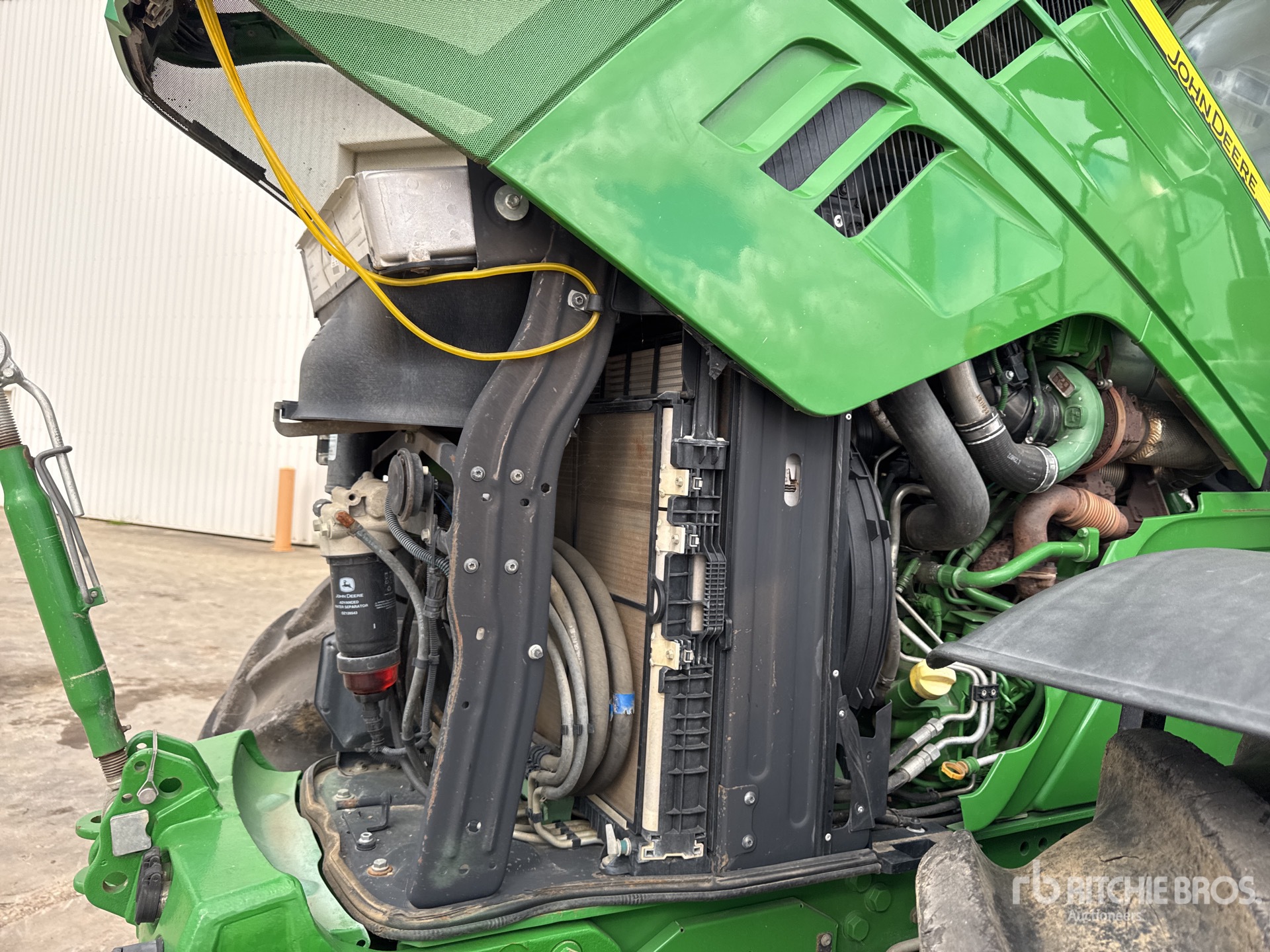 2018 John Deere 6215R