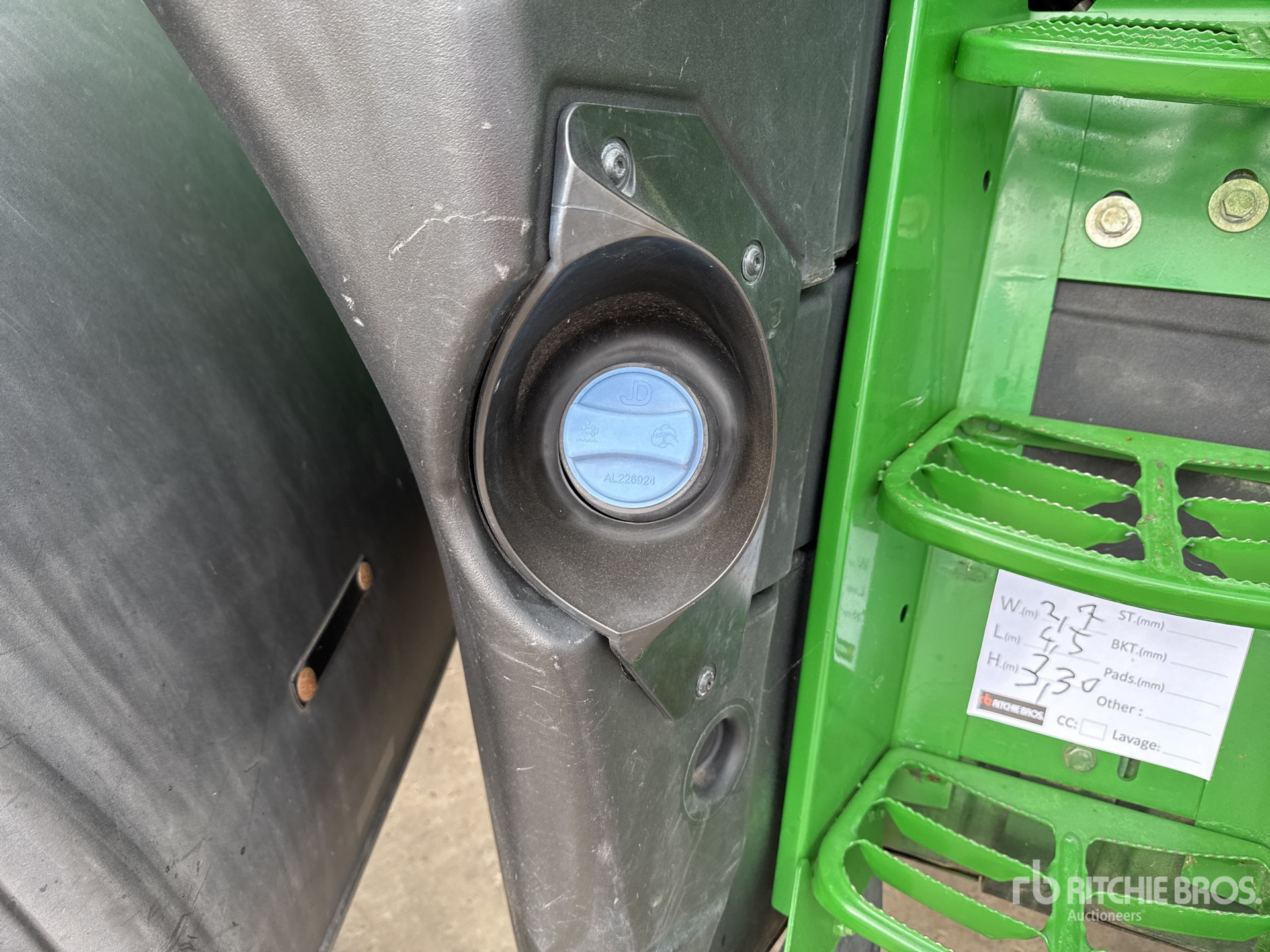 2018 John Deere 6215R