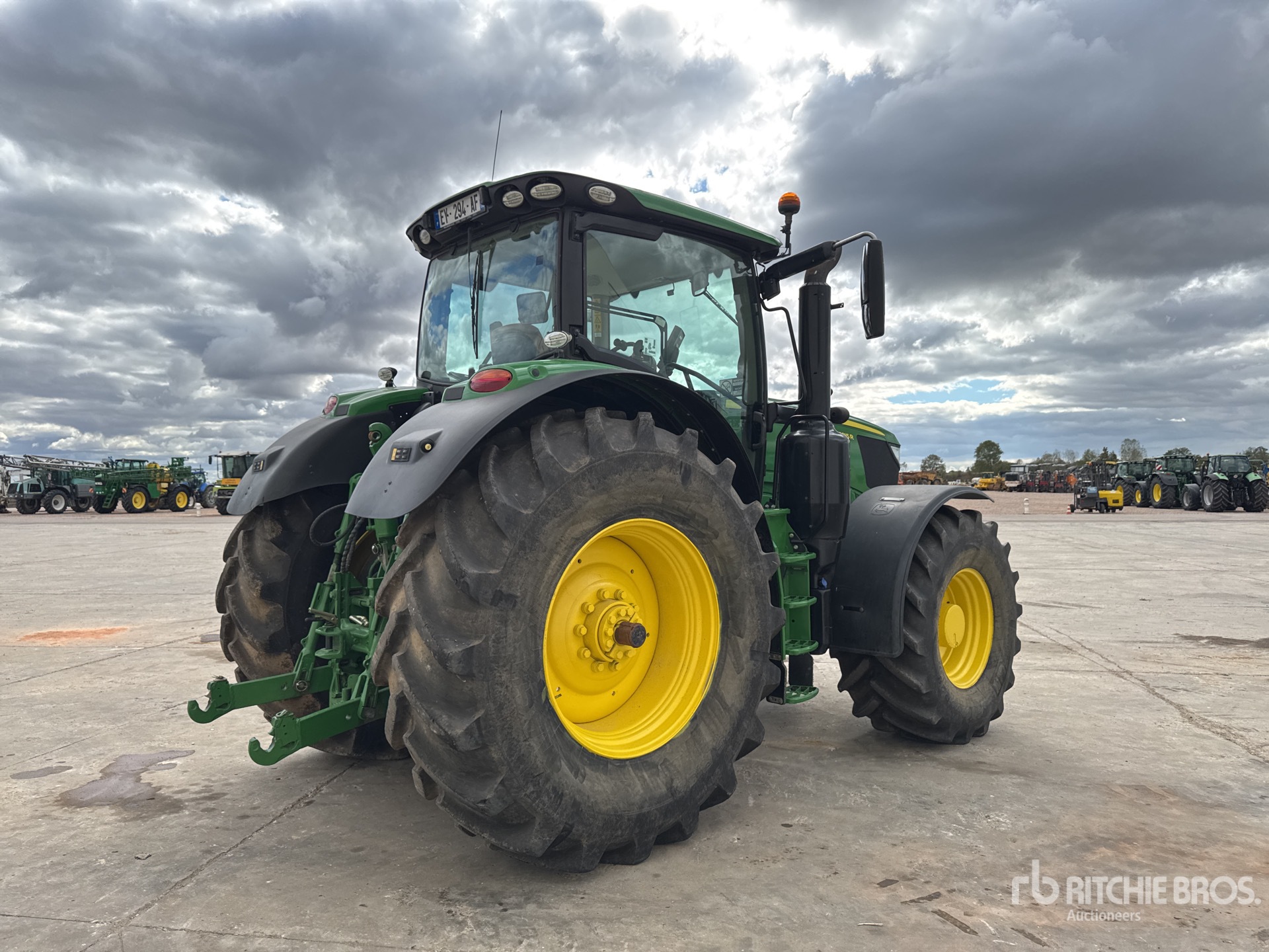 2018 John Deere 6215R