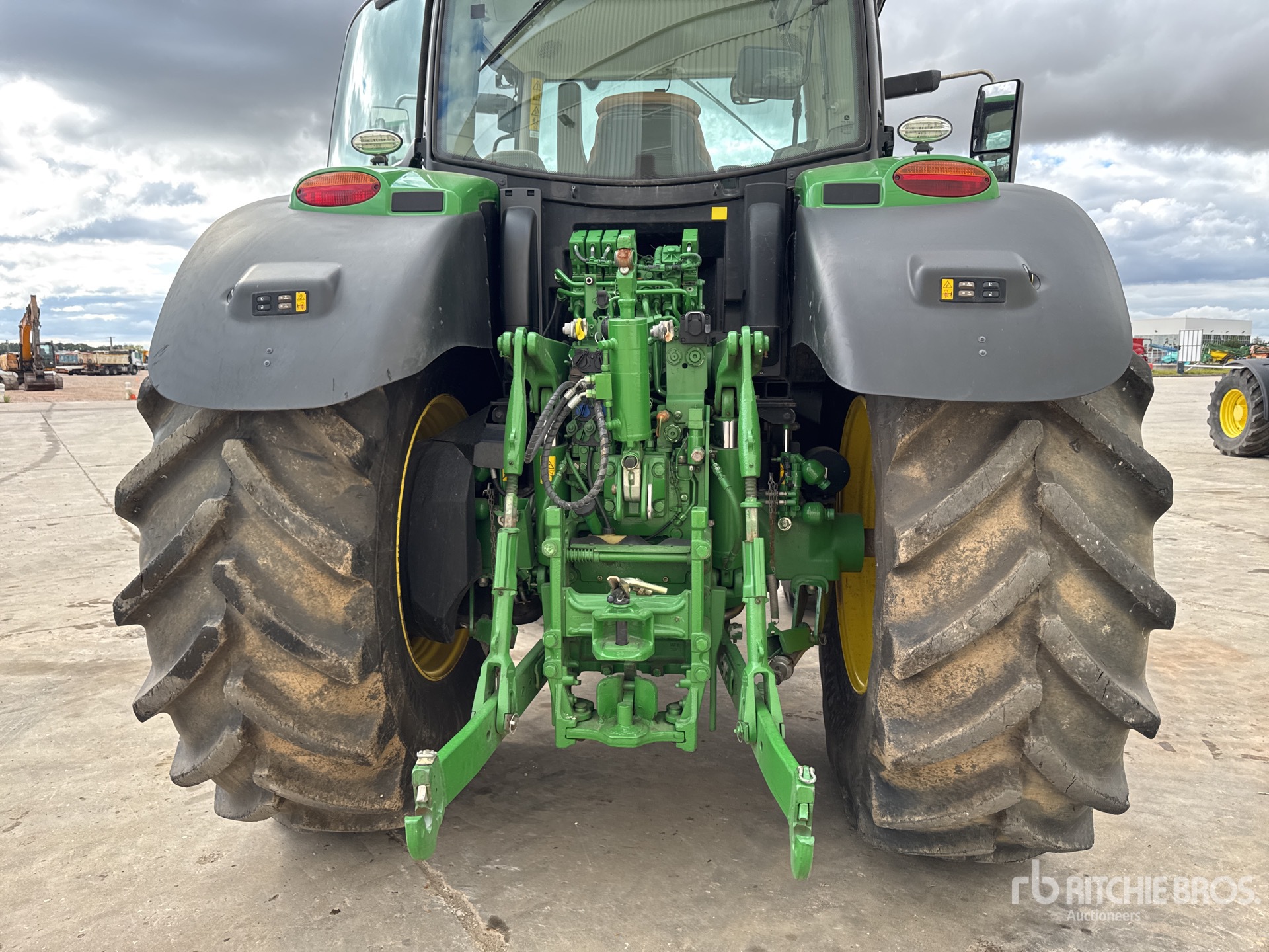2018 John Deere 6215R