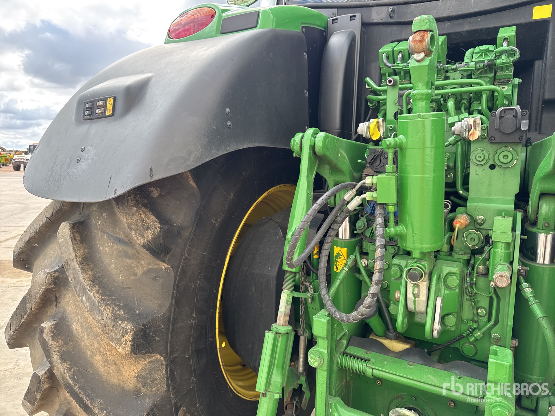 2018 John Deere 6215R