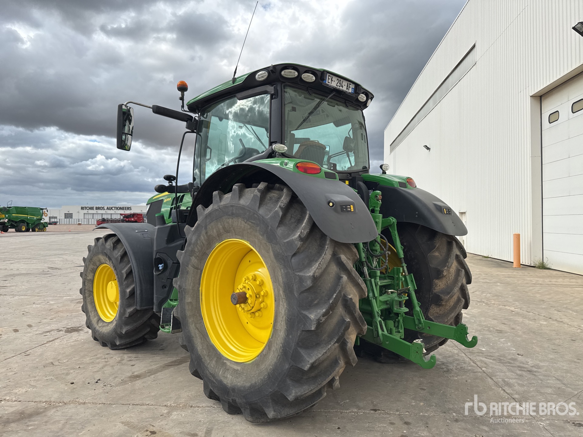 2018 John Deere 6215R