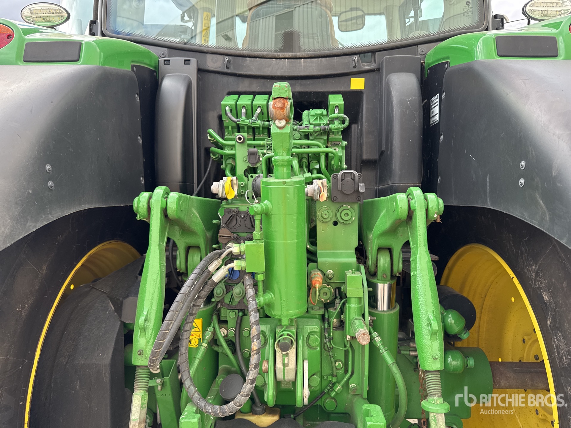 2018 John Deere 6215R