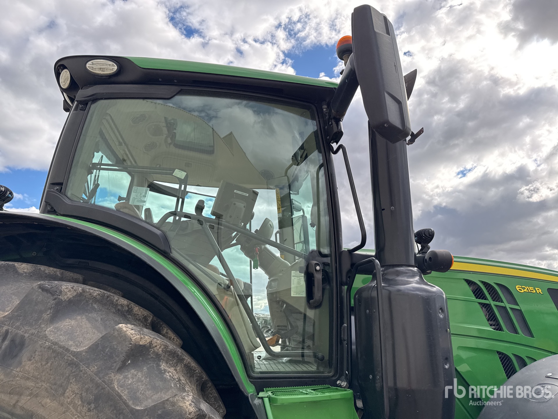 2018 John Deere 6215R
