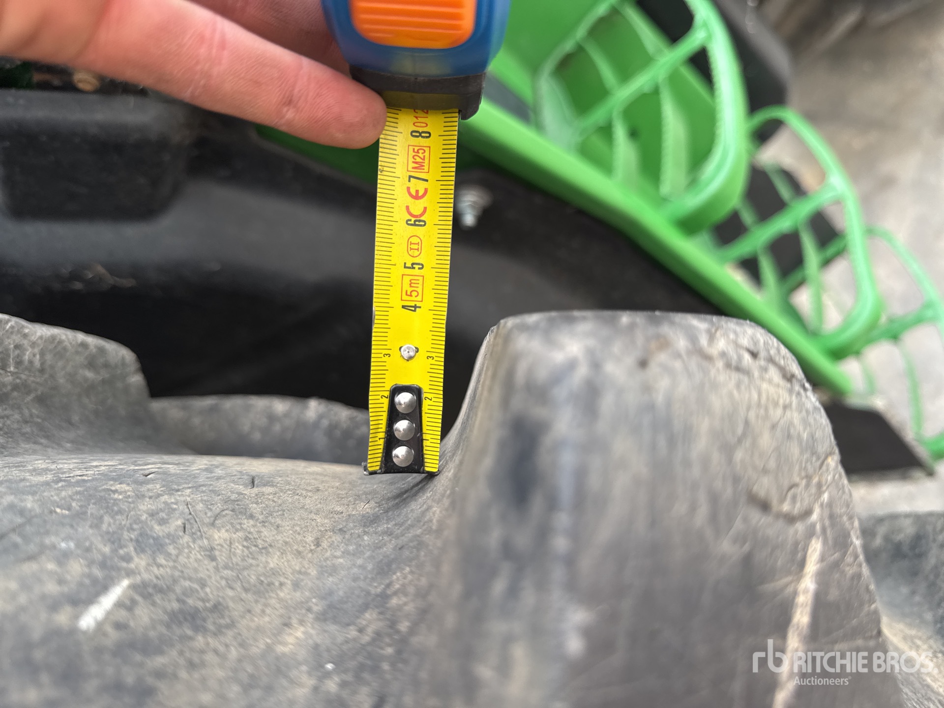 2018 John Deere 6215R