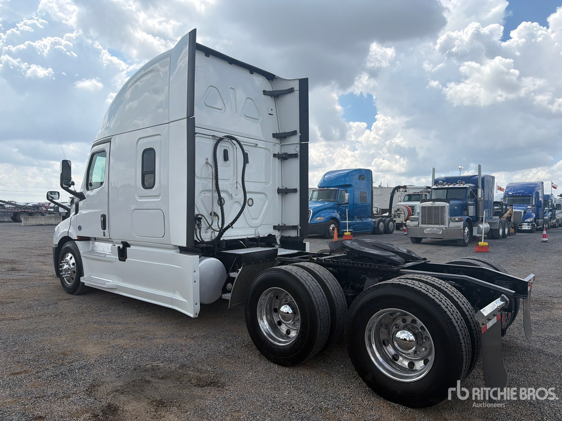 2020 Freightliner CASCADIA 116