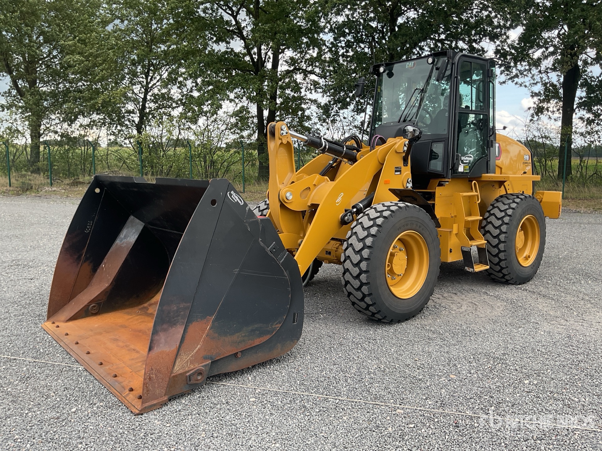 Photo of 2022 Caterpillar 910