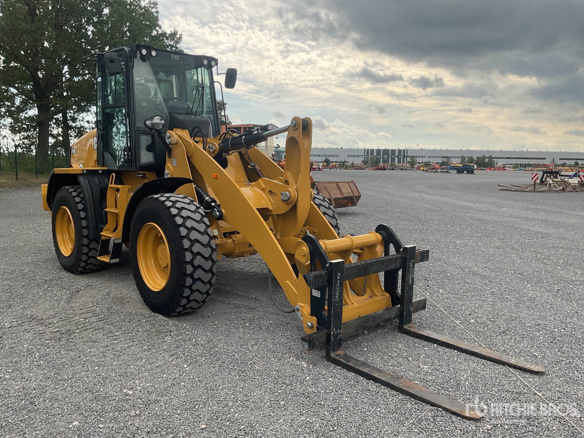 2023 Caterpillar 910
