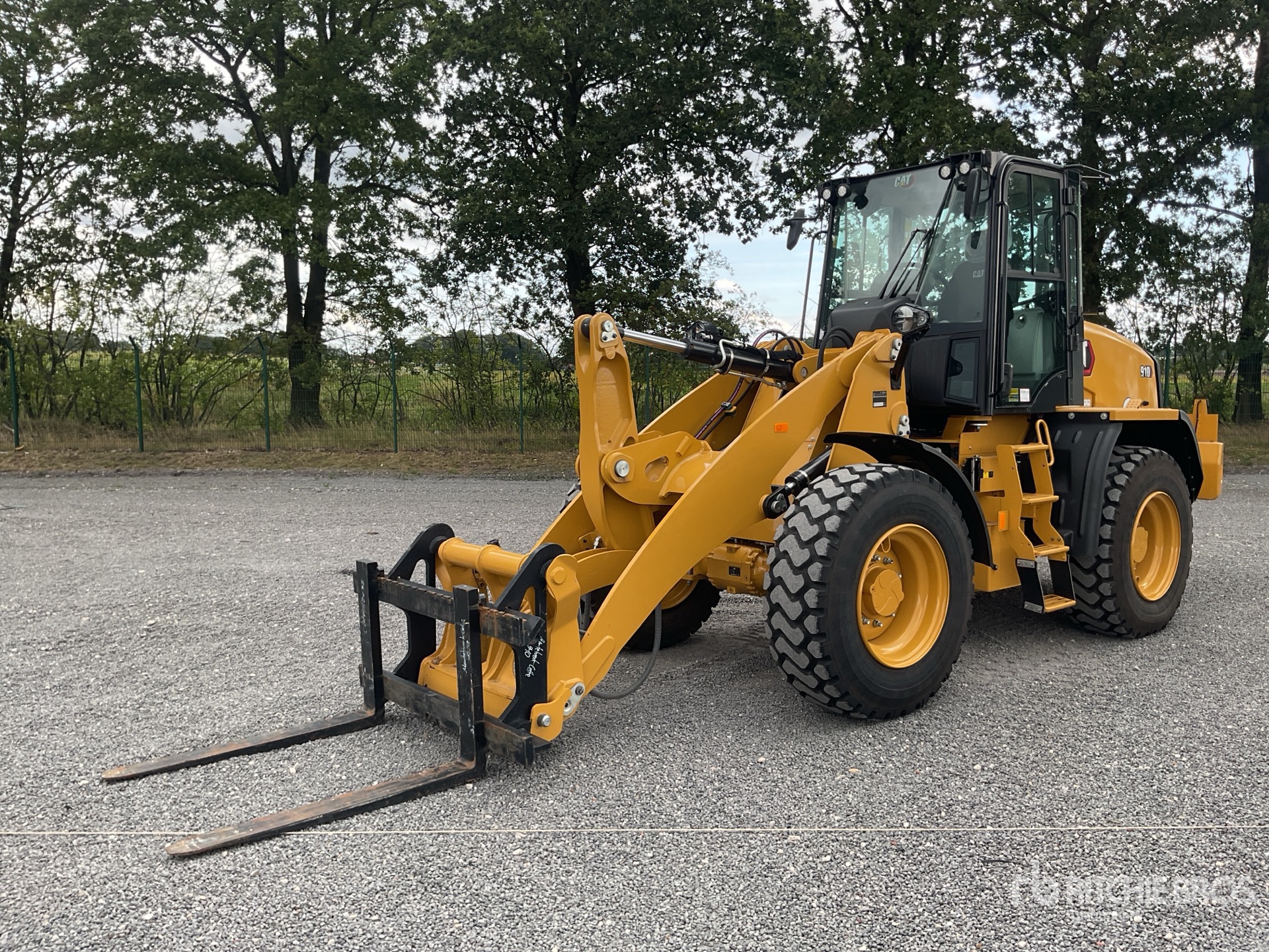 Photo of 2023 Caterpillar 910
