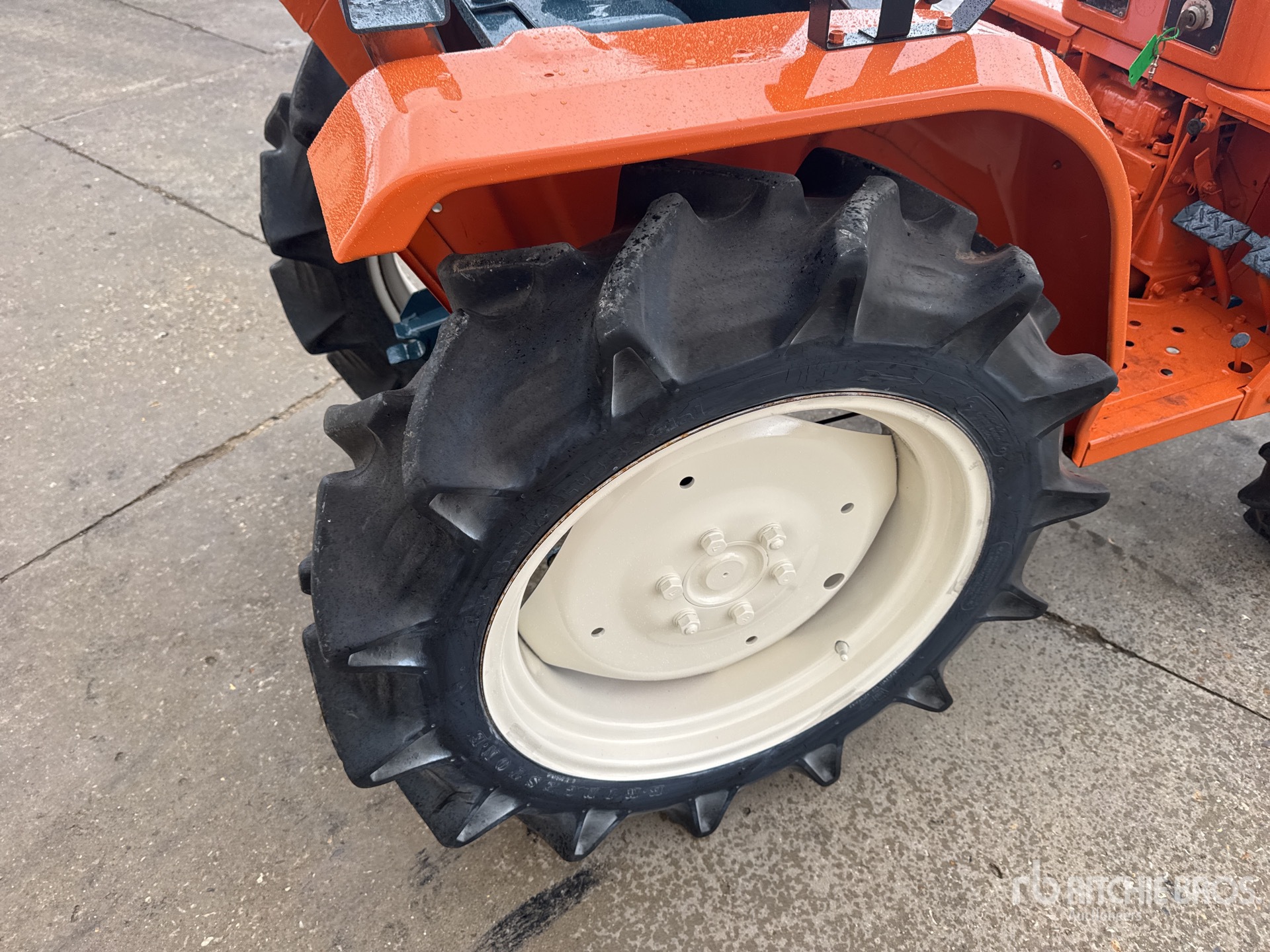 Kubota B1702