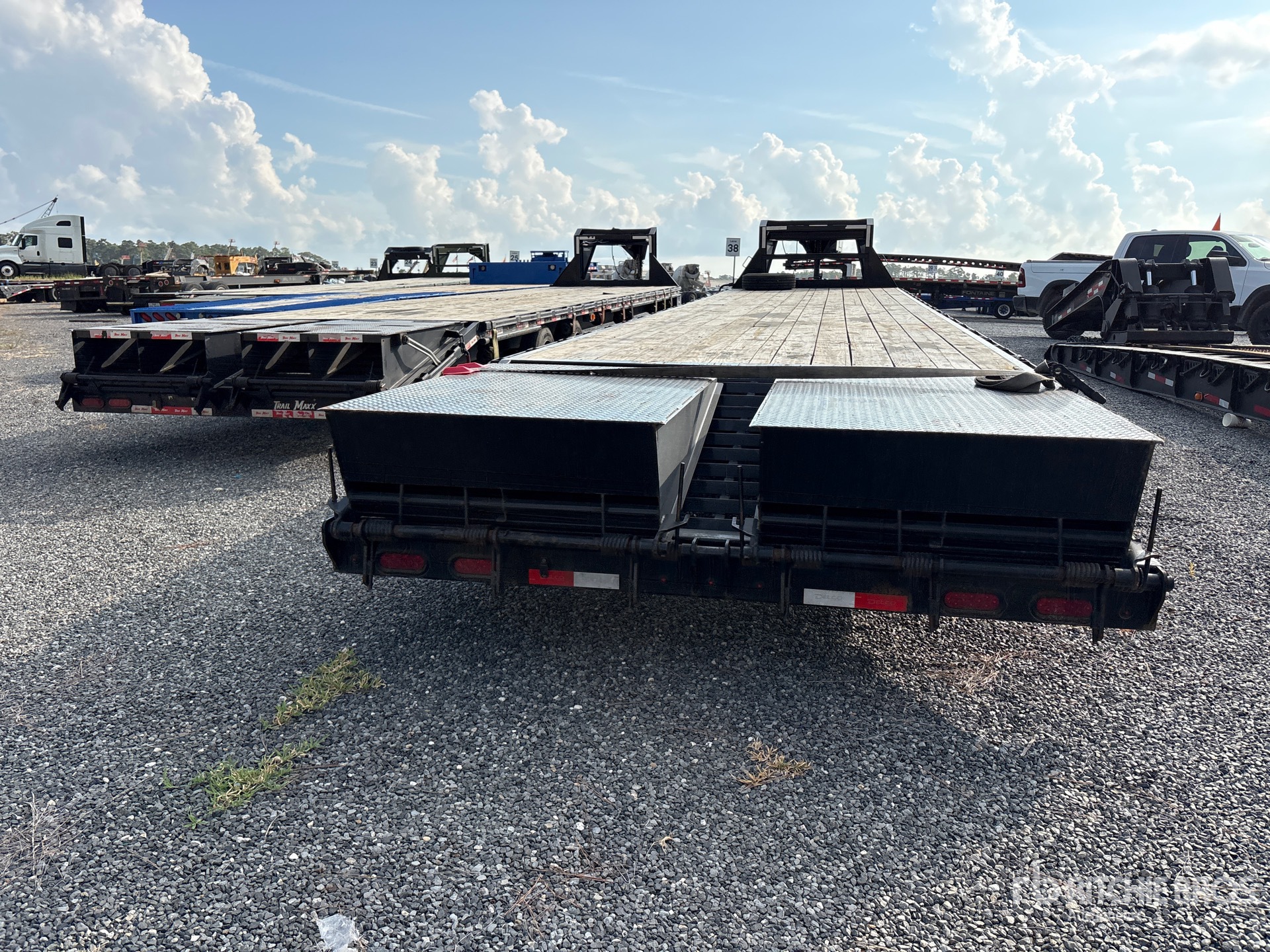 2026 Delco 40 ft T/A Gooseneck