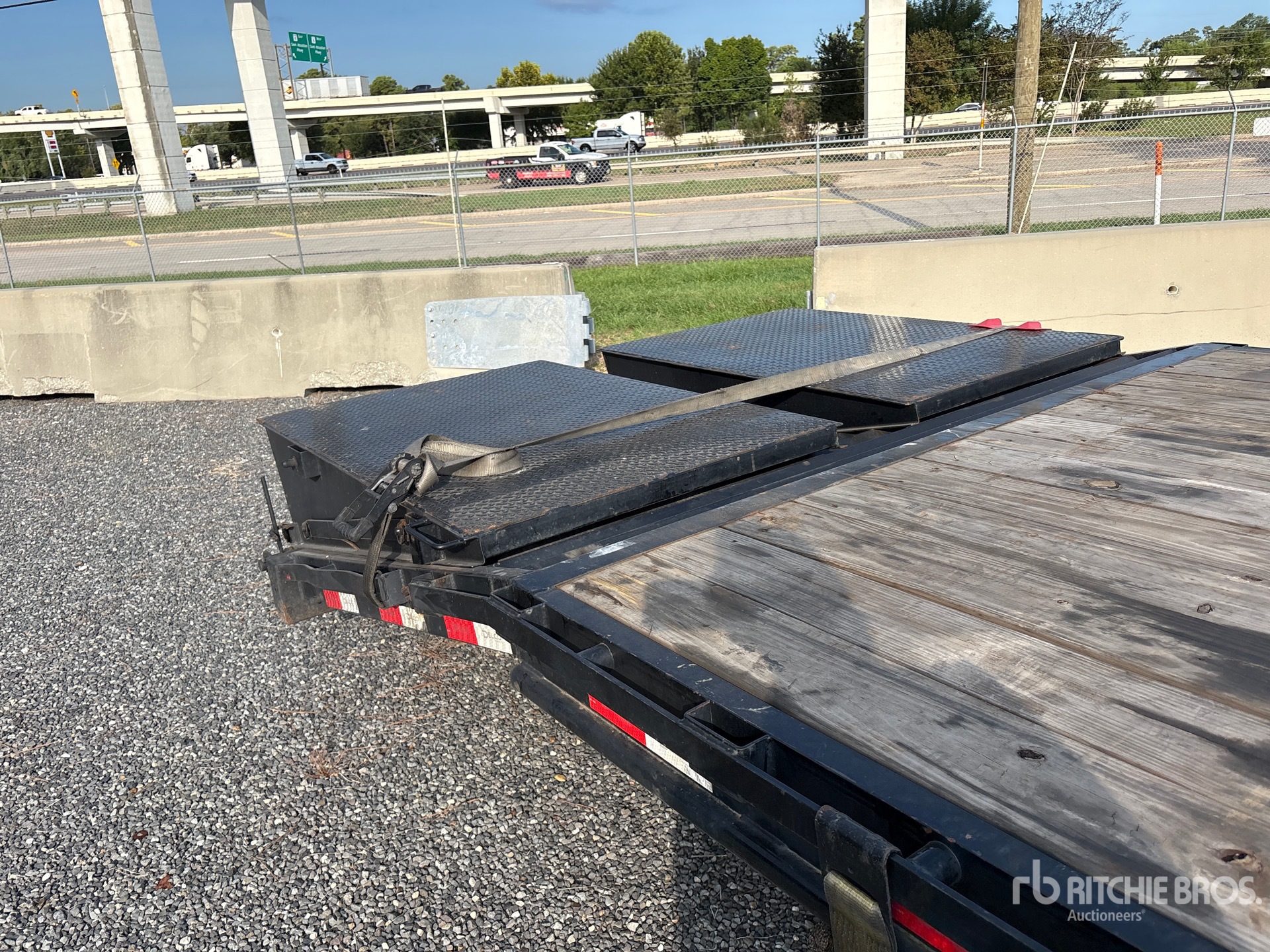 2026 Delco 40 ft T/A Gooseneck