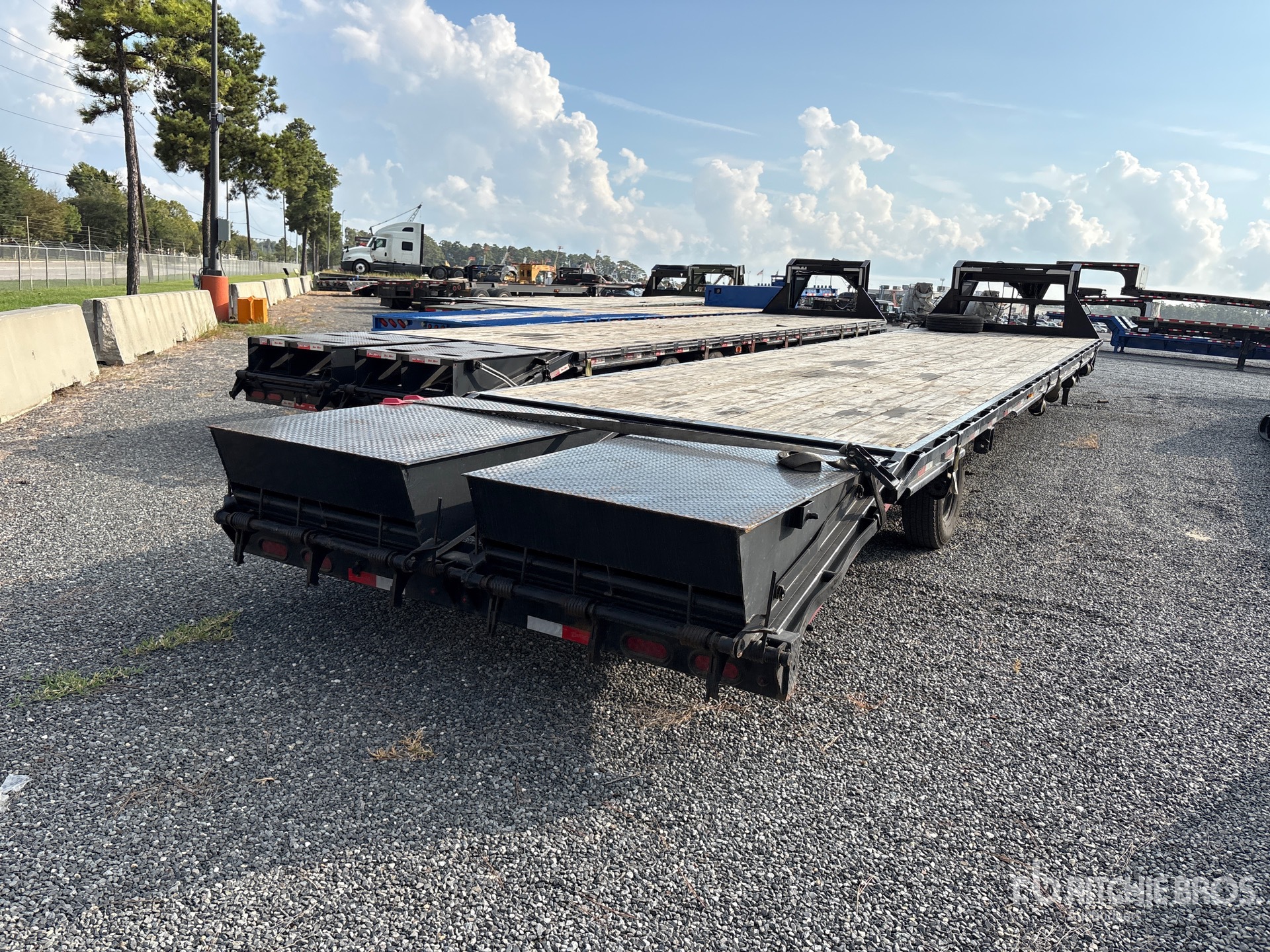 2026 Delco 40 ft T/A Gooseneck