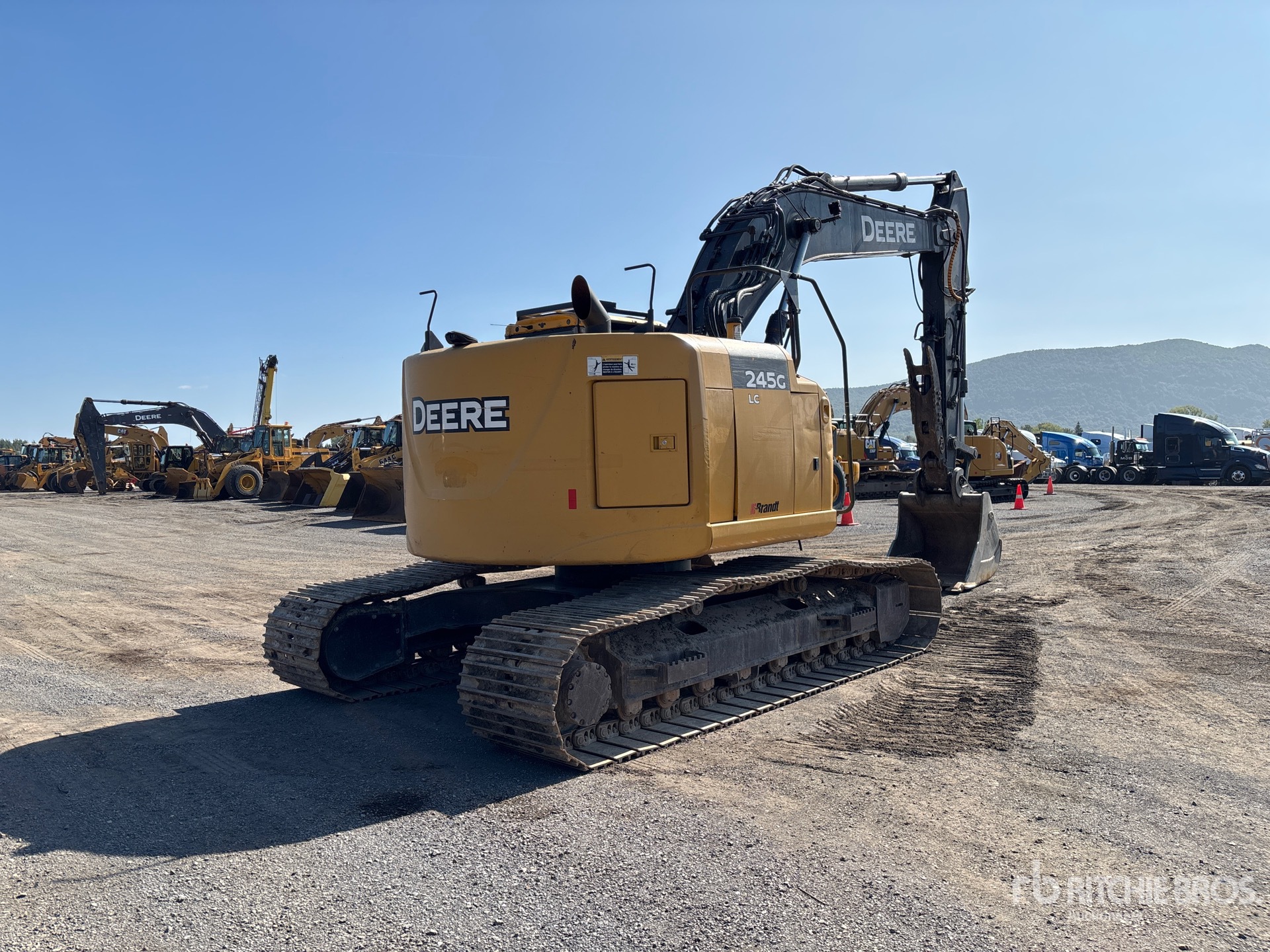 2015 John Deere 245G LC