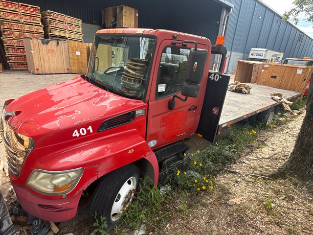 2010 Hino 268 4x2 Flatbed Truck (Inoperable) 2010 Hino 268 4x2 Flatbed Truck (Inoperable)