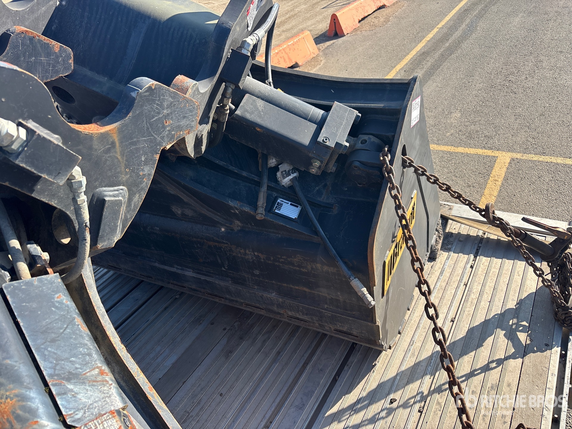 Brandt 62 in Q/C Hydraulic Tilting