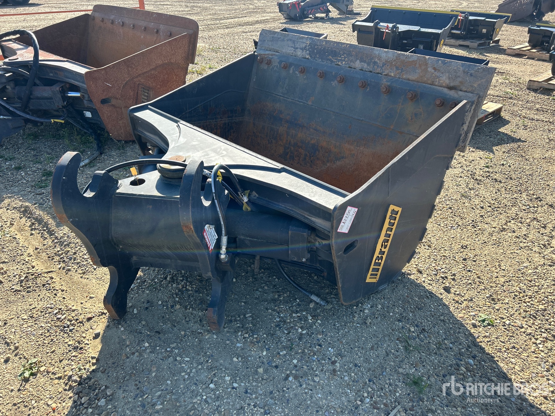 Brandt 62 in Q/C Hydraulic Tilting