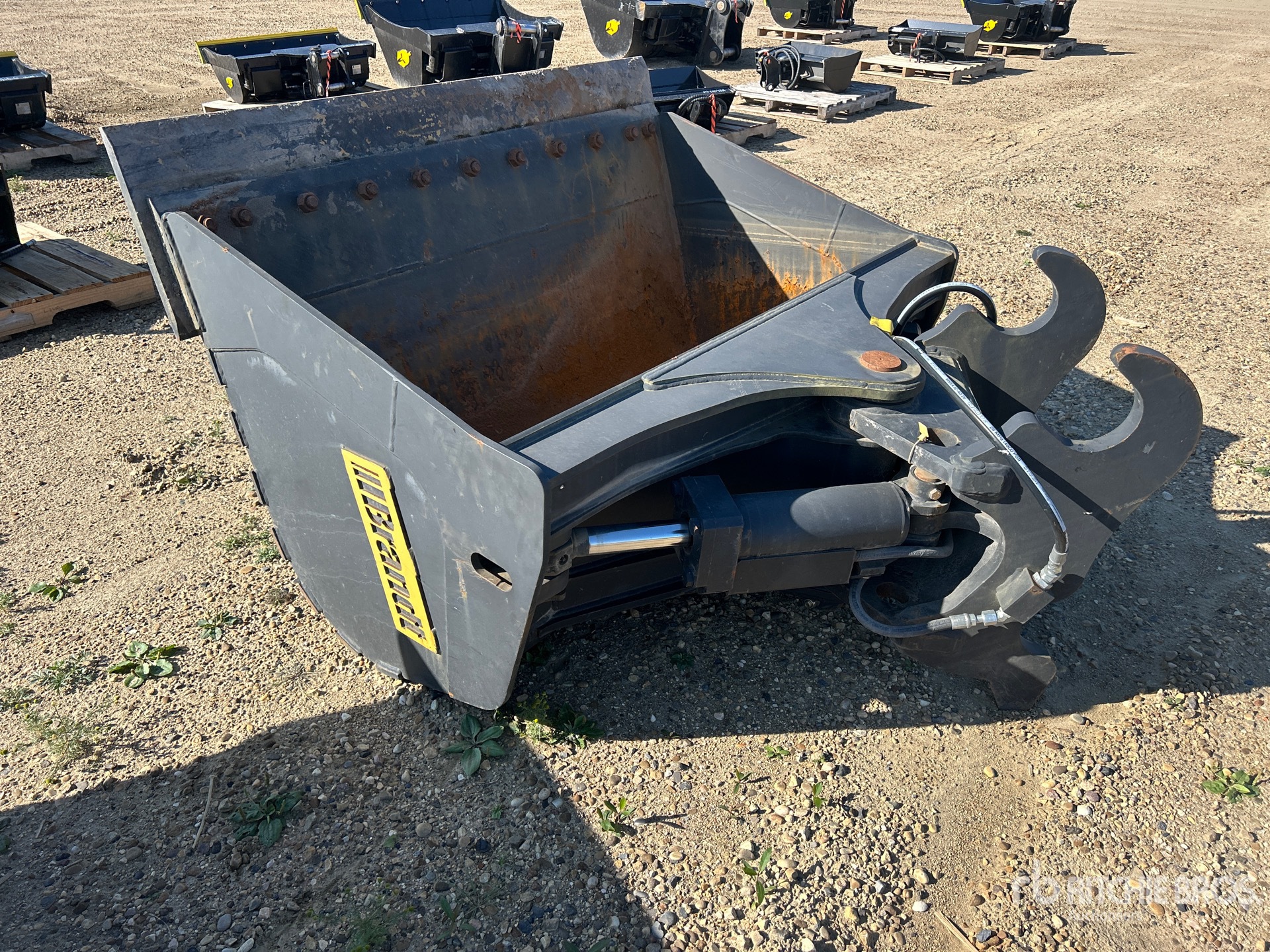 Brandt 62 in Q/C Hydraulic Tilting