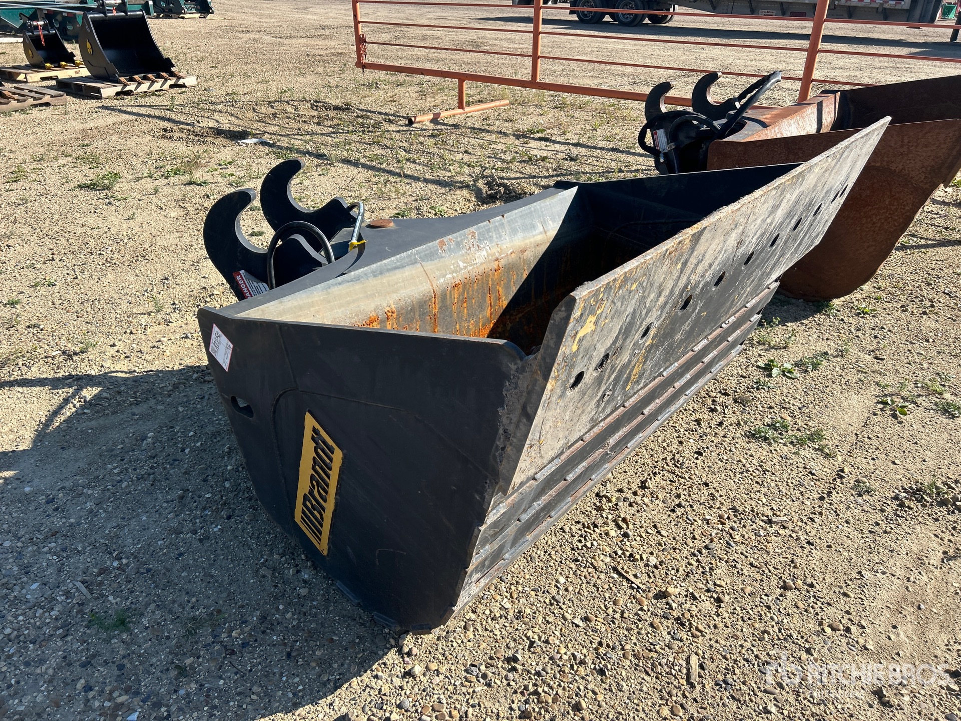 Brandt 62 in Q/C Hydraulic Tilting