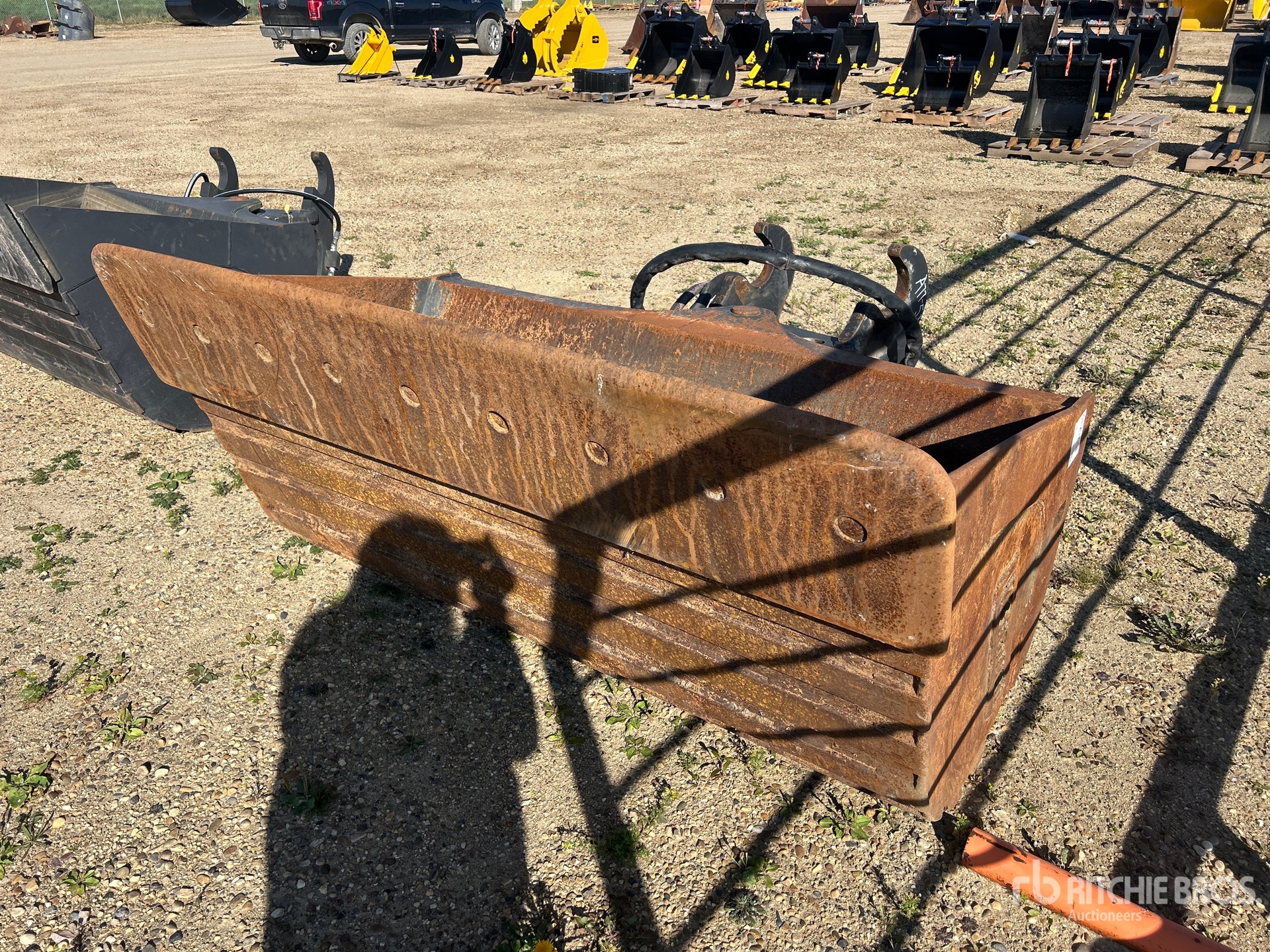 Photo of Brandt 72 in Q/C Hydraulic Tilting