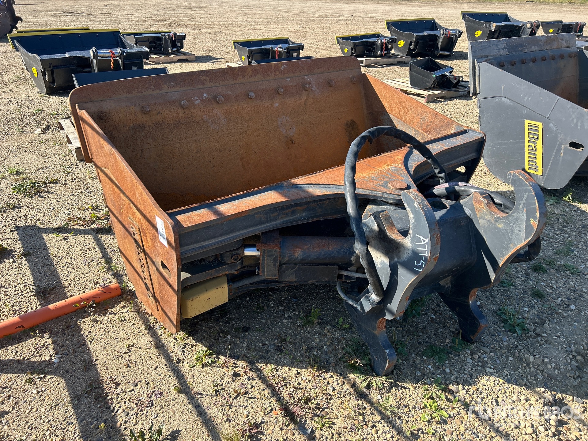 Brandt 72 in Q/C Hydraulic Tilting