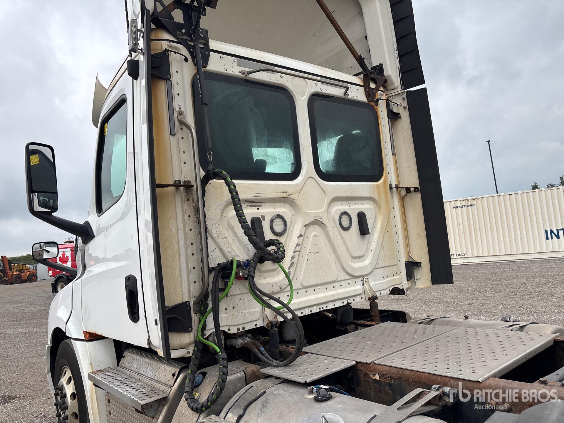 2020 Freightliner CASCADIA 126