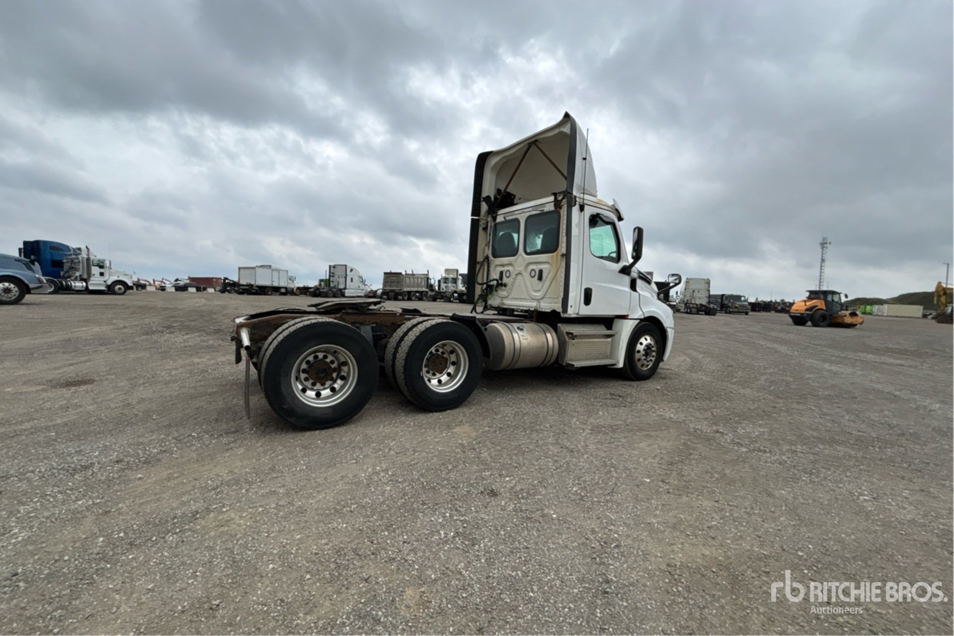 2020 Freightliner CASCADIA 126