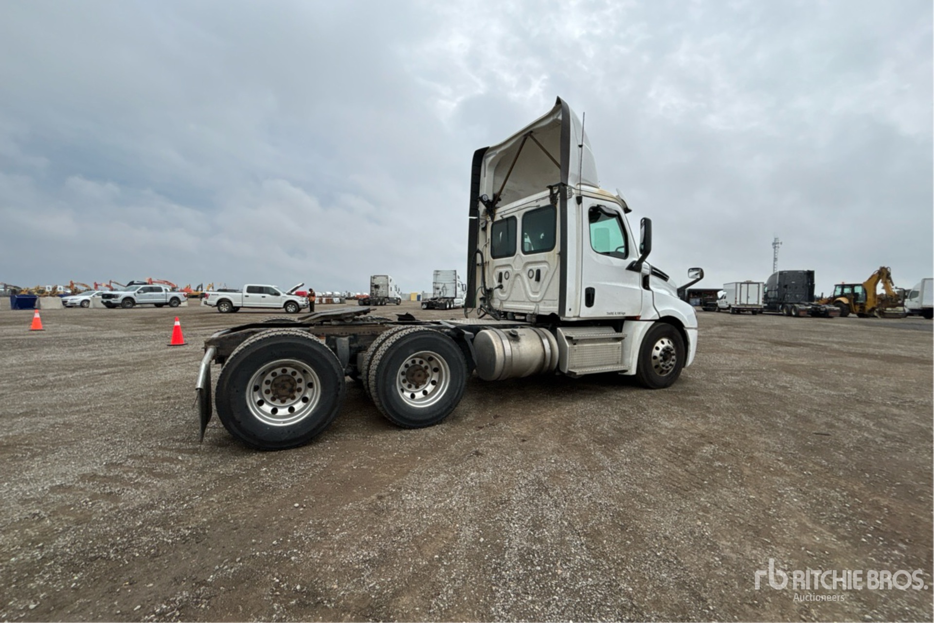 2020 Freightliner CASCADIA 126