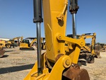 Hydraulics with Thumb Cylinder
