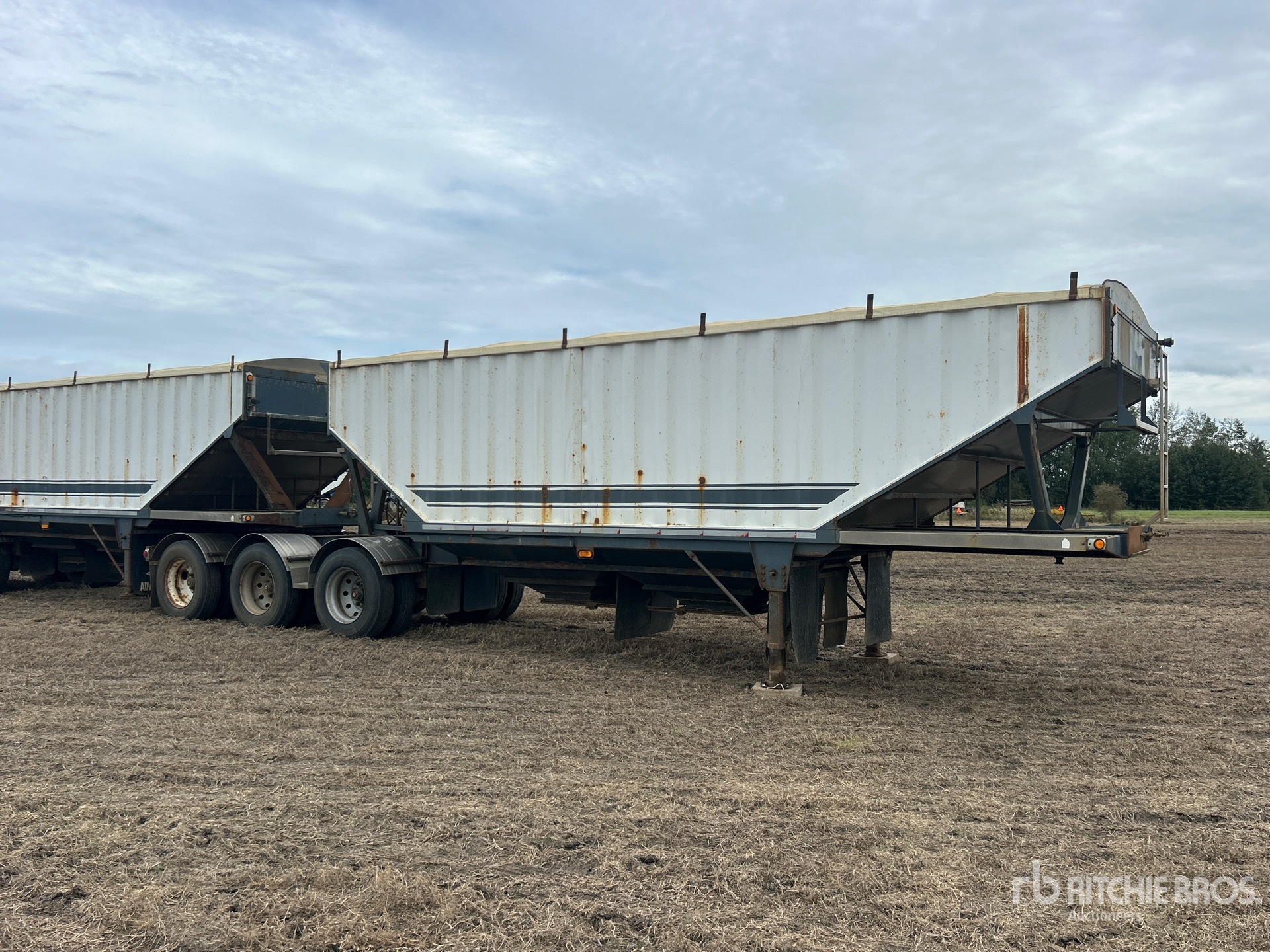 2000 Advance 28 ft Tri/A Super B-Train Lead