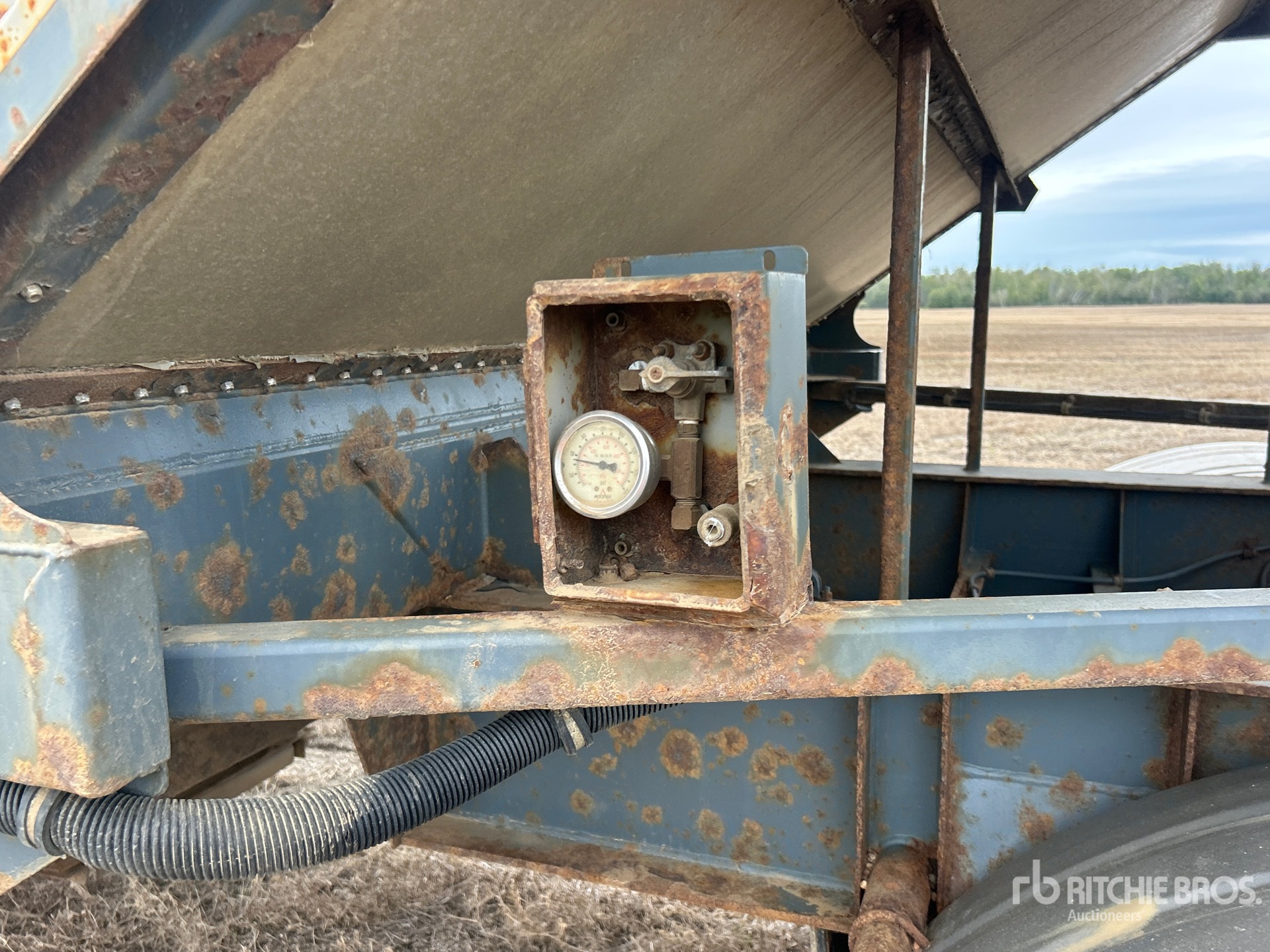 2000 Advance 28 ft Tri/A Super B-Train Lead