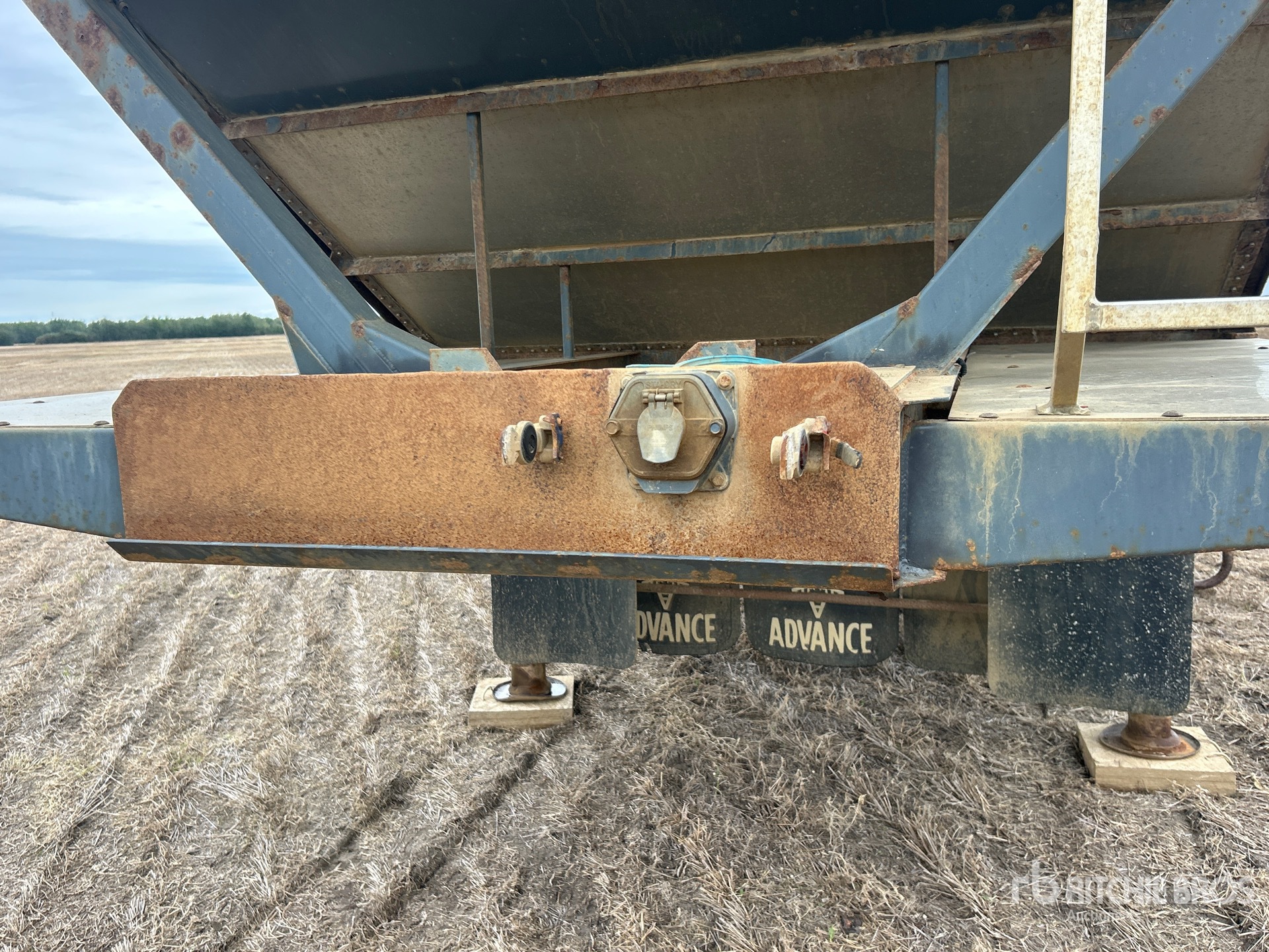 2000 Advance 28 ft Tri/A Super B-Train Lead
